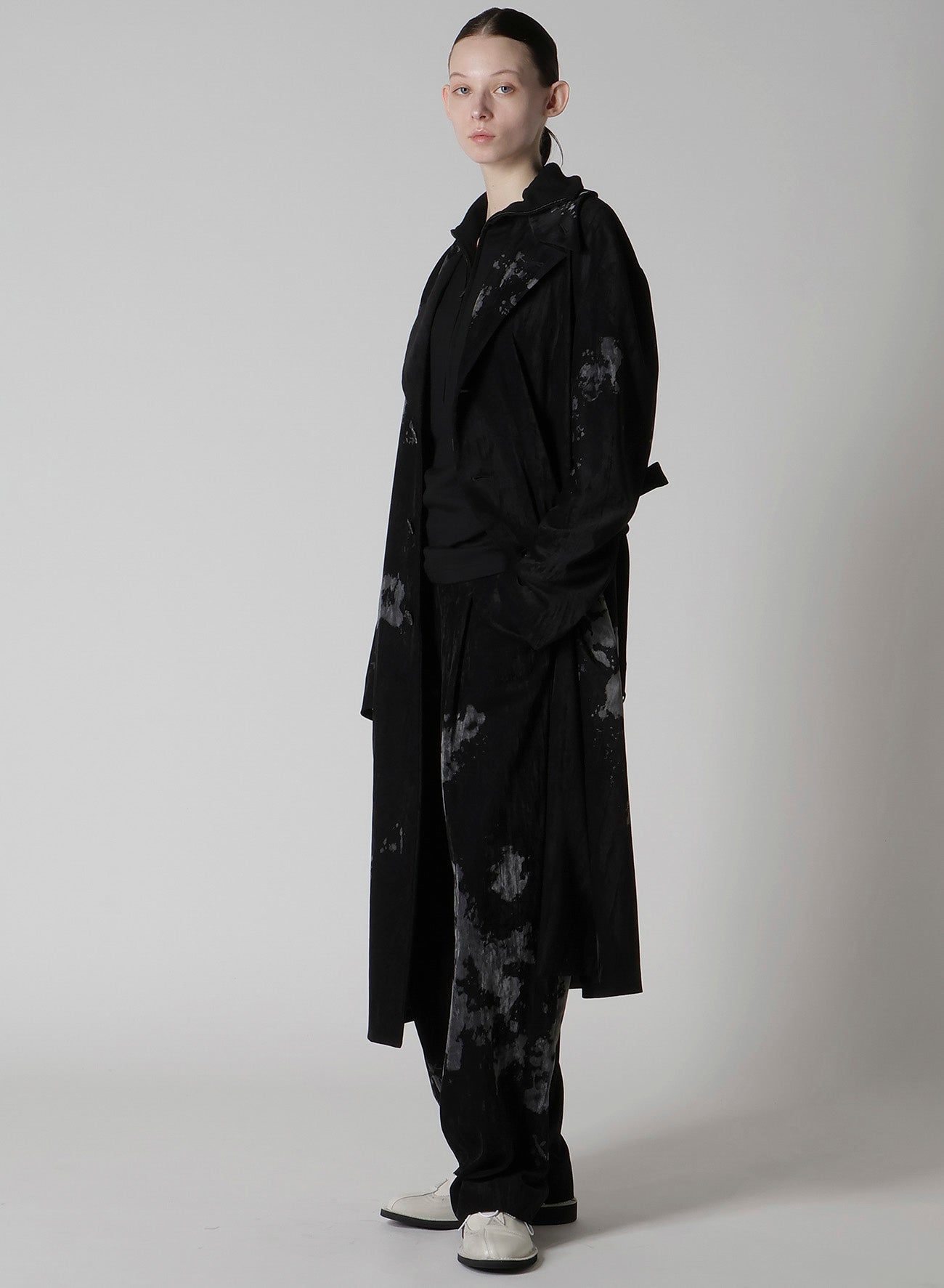 DISCHARGE-PRINTED VELVET PLEATED PANTS