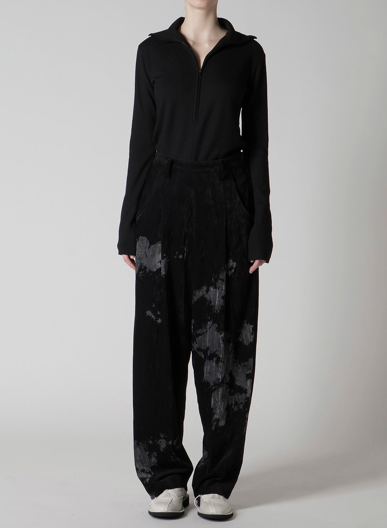DISCHARGE-PRINTED VELVET PLEATED PANTS