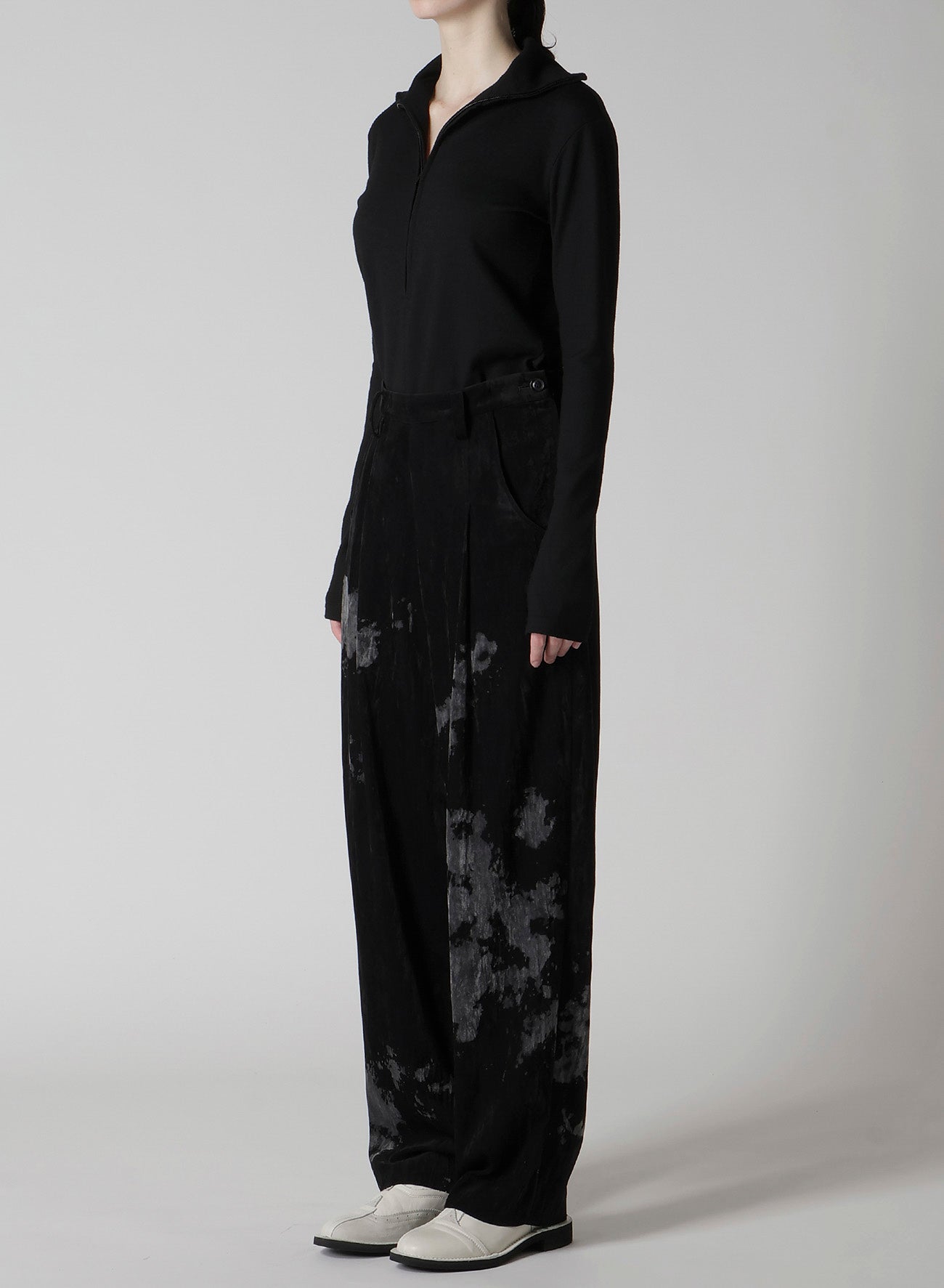 DISCHARGE-PRINTED VELVET PLEATED PANTS