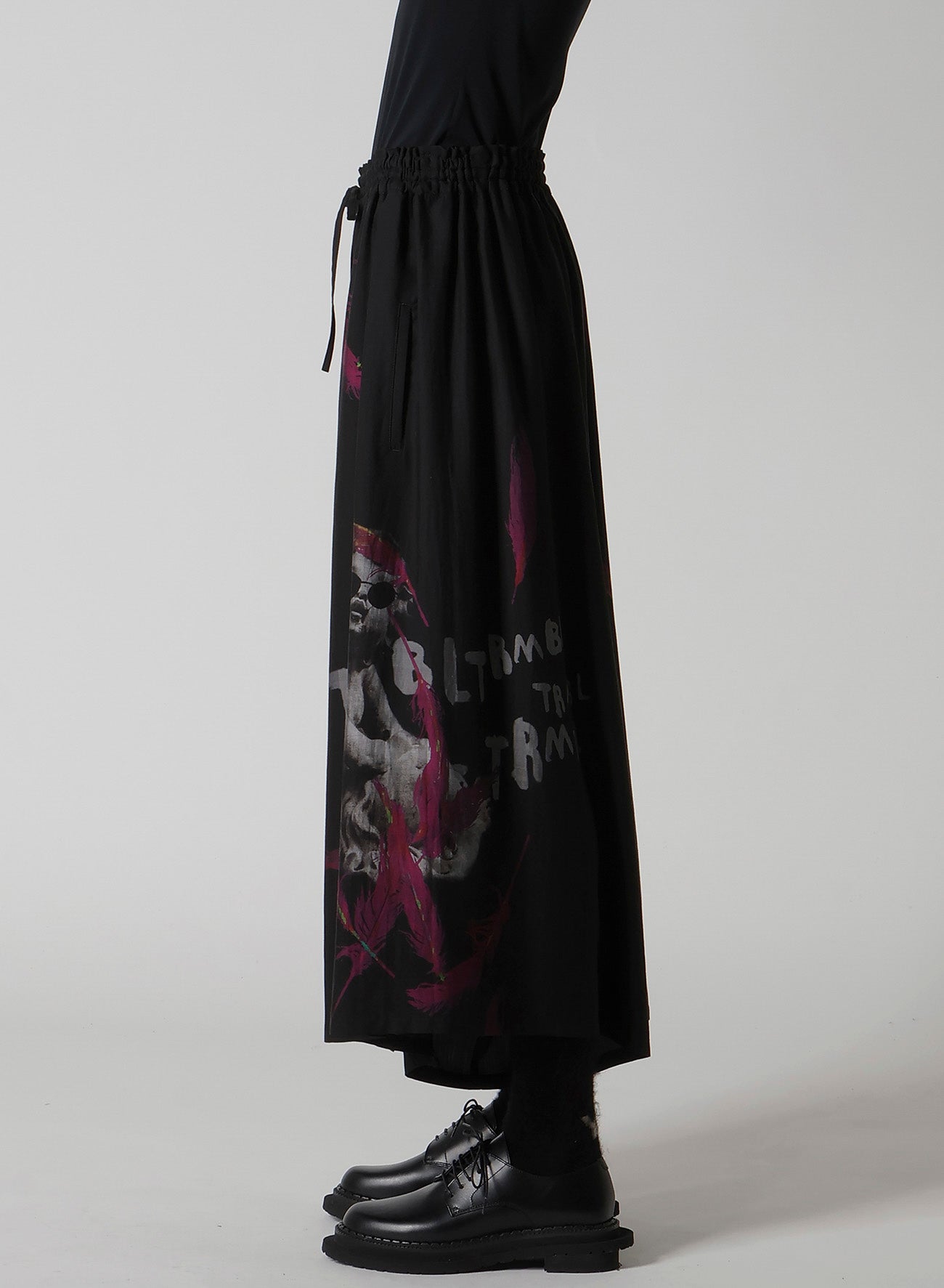 ANGEL-PRINT DUNGAREE TWILL GATHERED PANTS