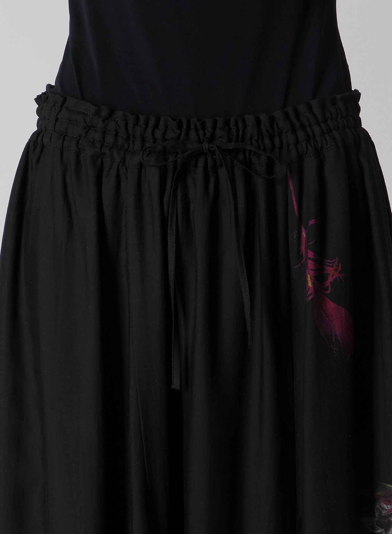 ANGEL-PRINT DUNGAREE TWILL GATHERED PANTS