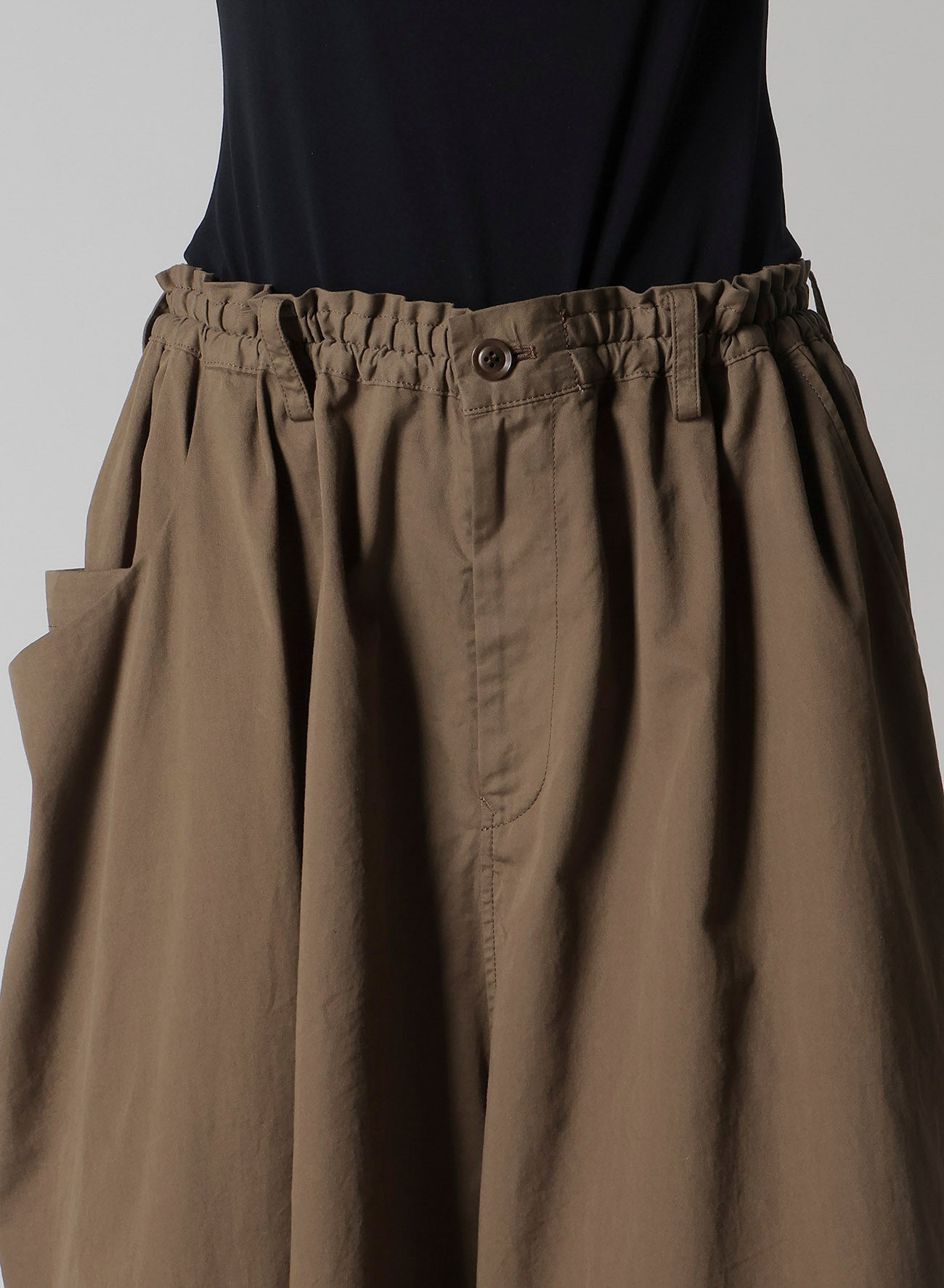 COTTON TWILL GARMENT DYE RIGHT SIDE DRAPE PANTS