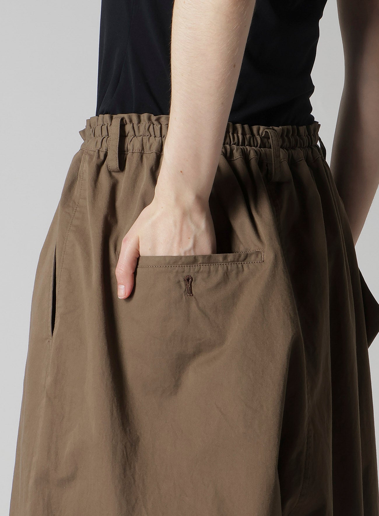 COTTON TWILL GARMENT DYE RIGHT SIDE DRAPE PANTS