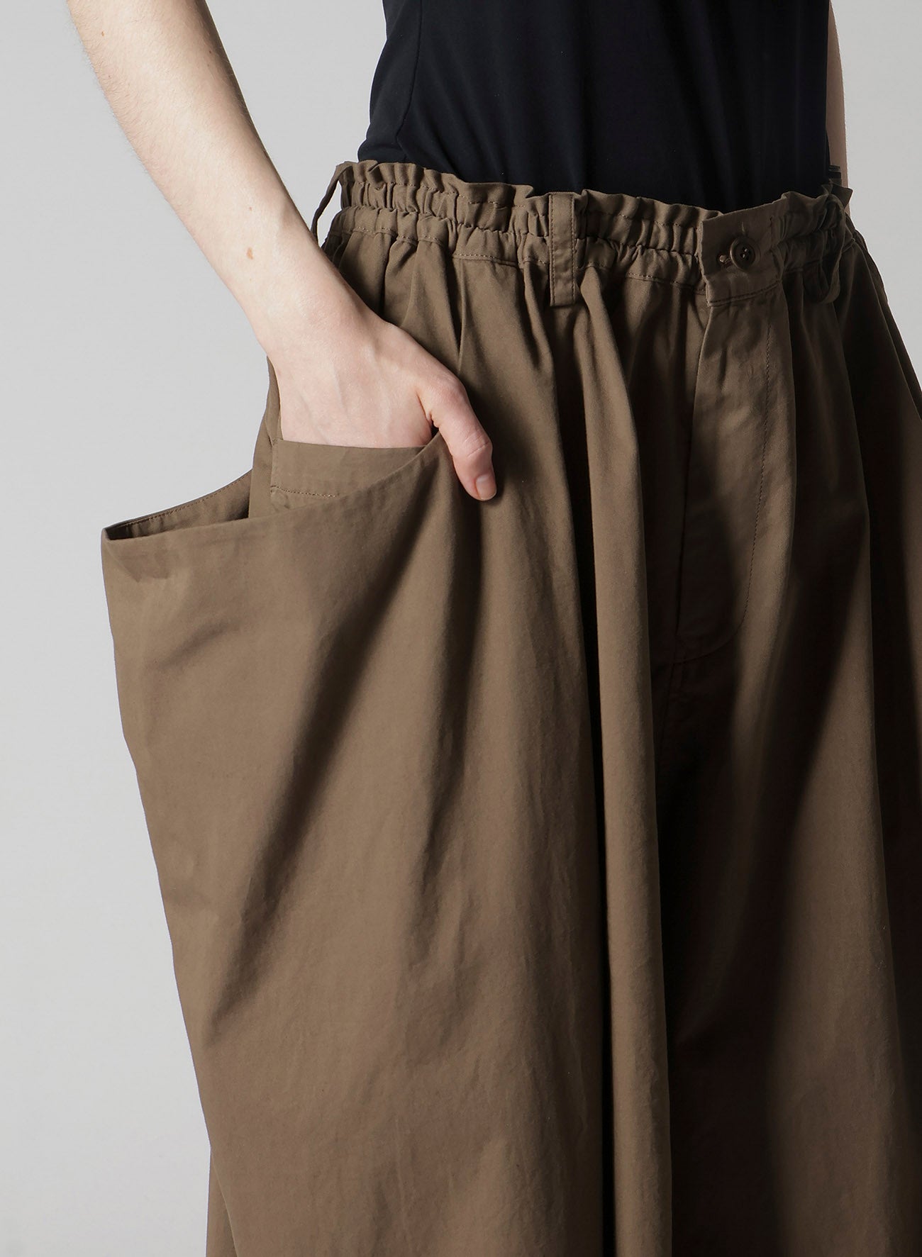 COTTON TWILL GARMENT DYE RIGHT SIDE DRAPE PANTS