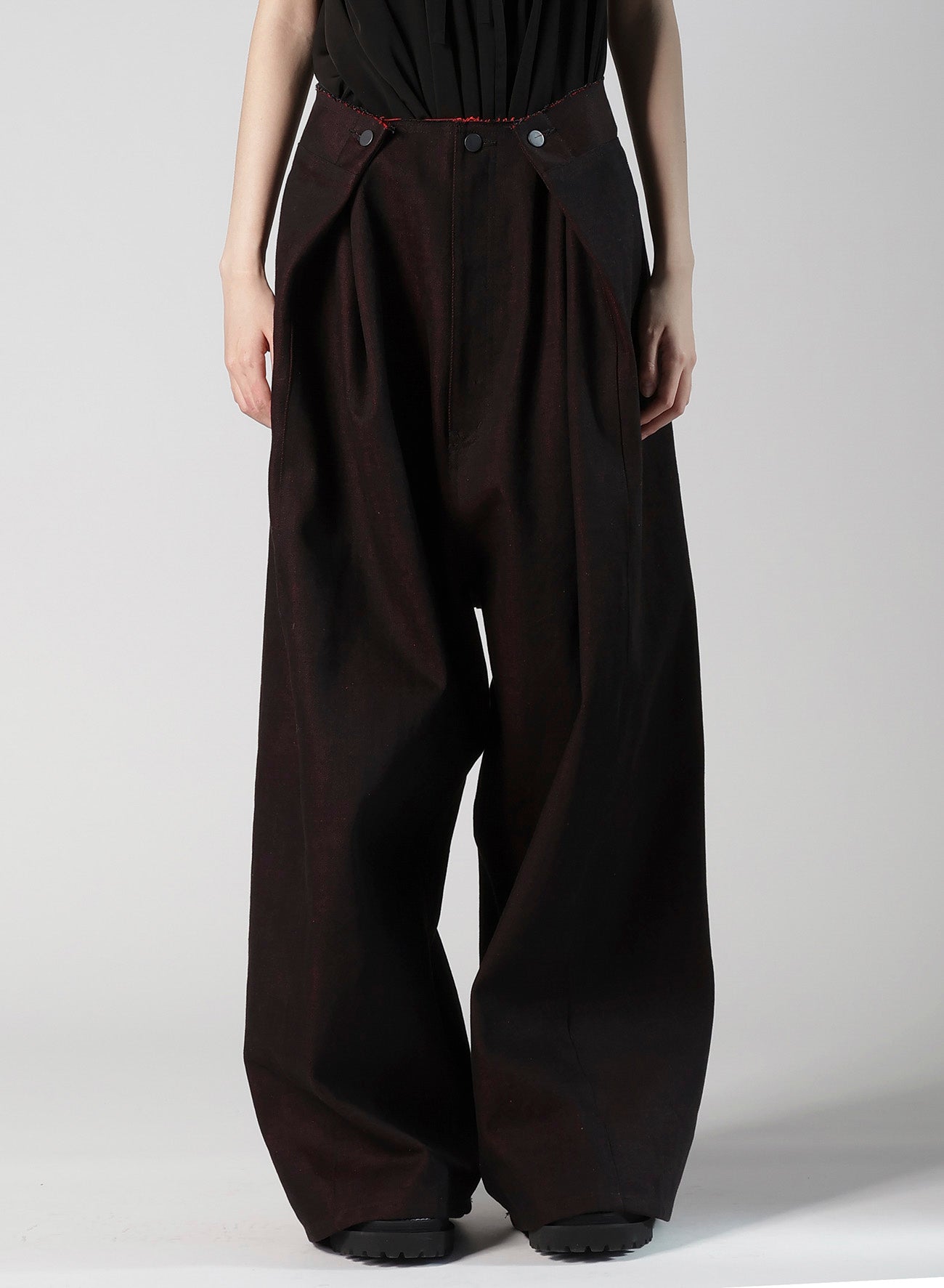 RED BACK SIDE DENIM SIDE TUCKED PANTS