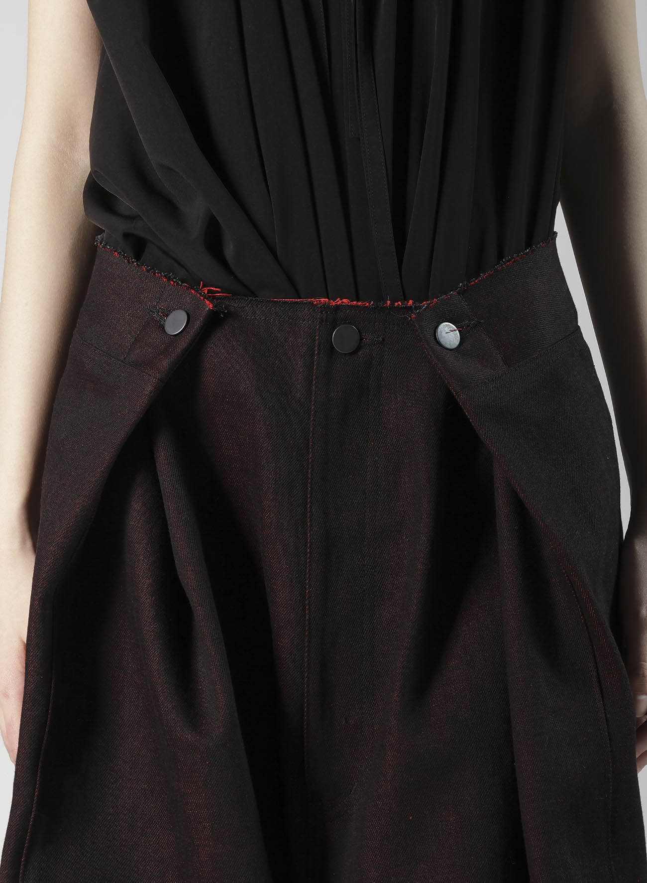 RED BACK SIDE DENIM SIDE TUCKED PANTS