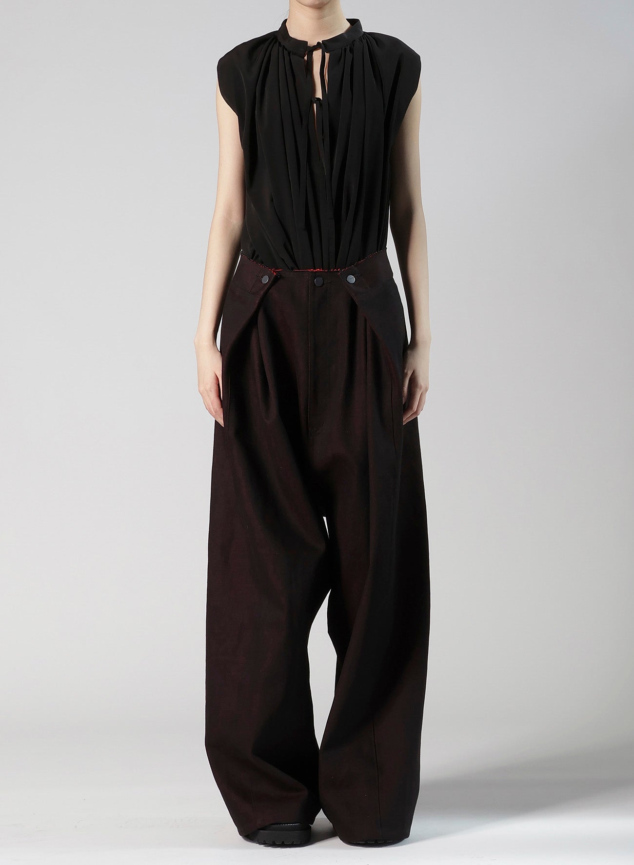 RED BACK SIDE DENIM SIDE TUCKED PANTS
