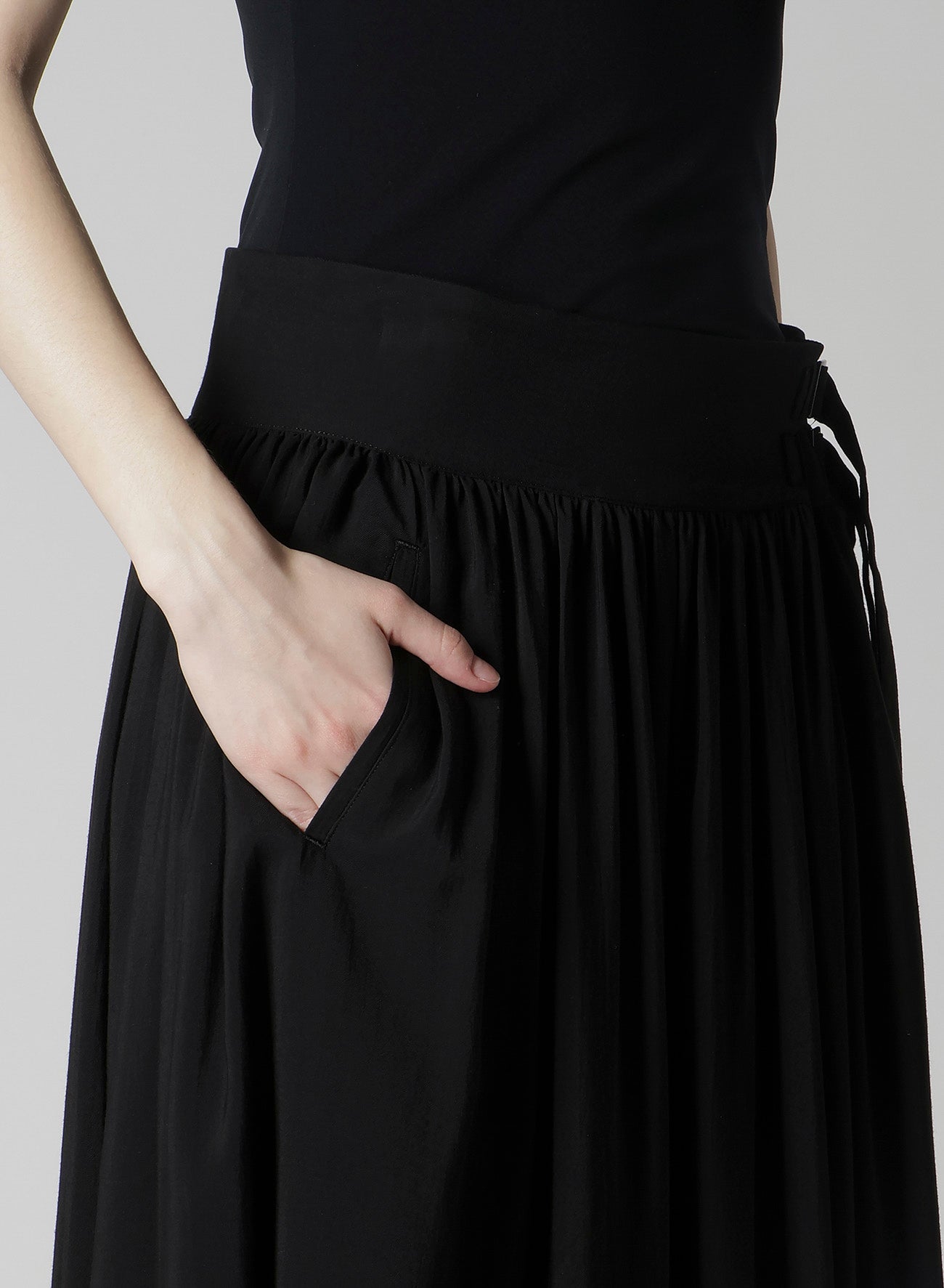 HARD-TWIST SERGE ASYMMTRIC GATHER SKIRT