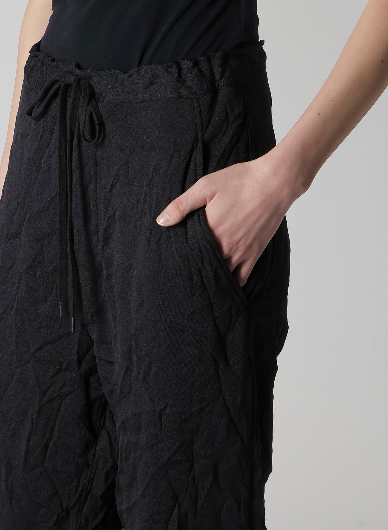 WRINKLE-EFFECT TAPERED PANTS