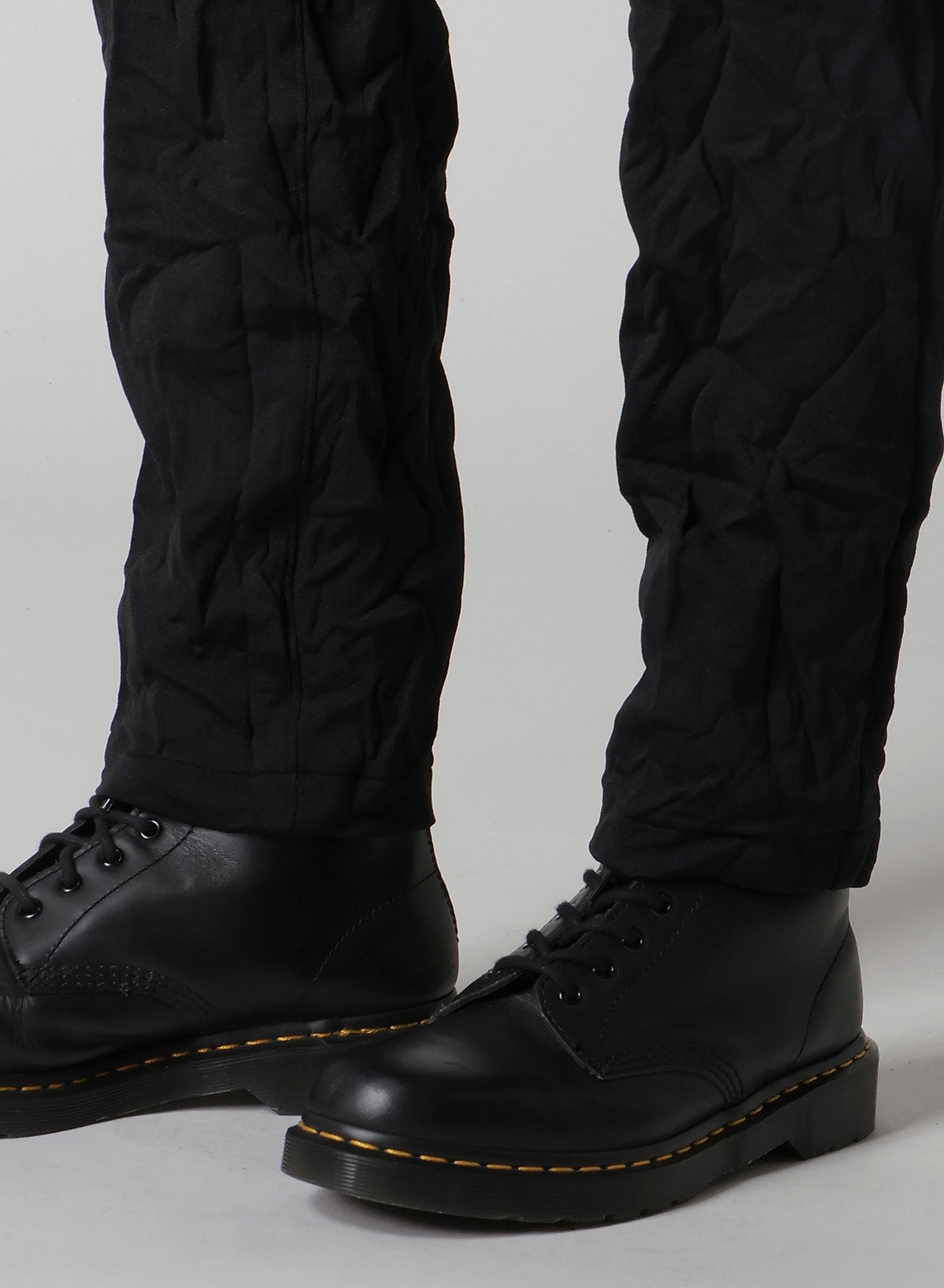 WRINKLE-EFFECT TAPERED PANTS