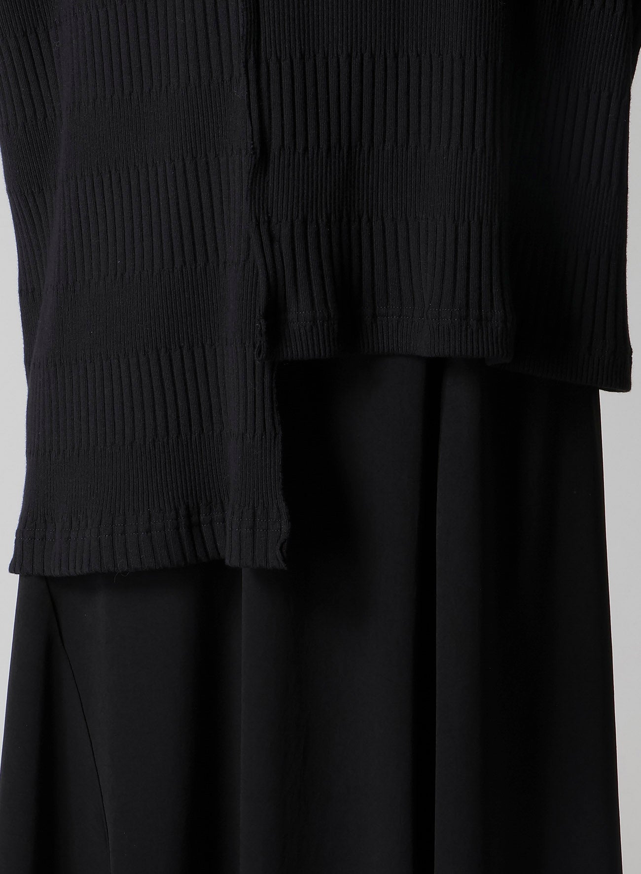 RANDOM RIB STRIPE ROUND NECK ASYMMETERIC T