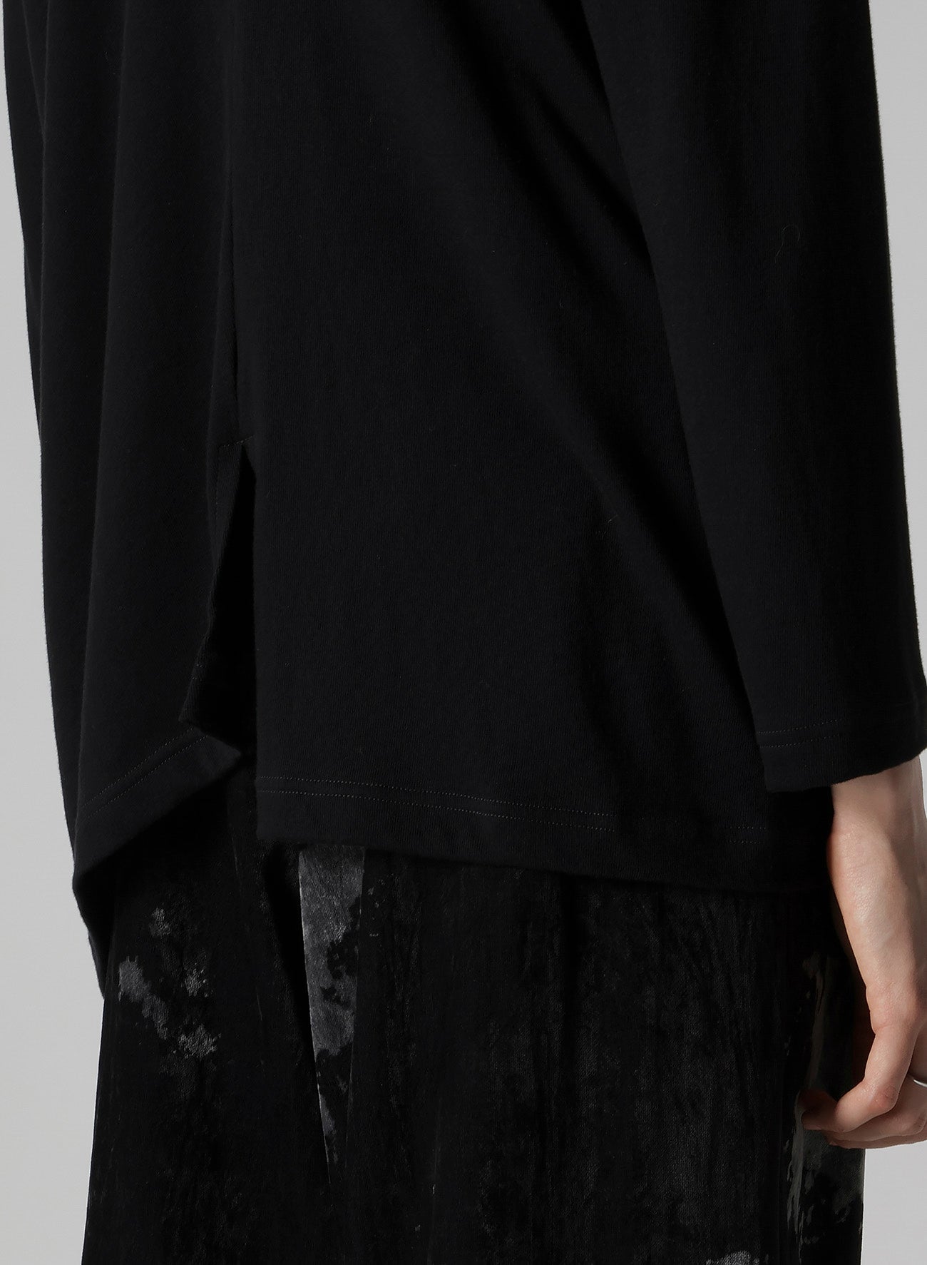 SOFT GAUZE JERSEY ASYMMETRIC HI-NECK PULLOVER