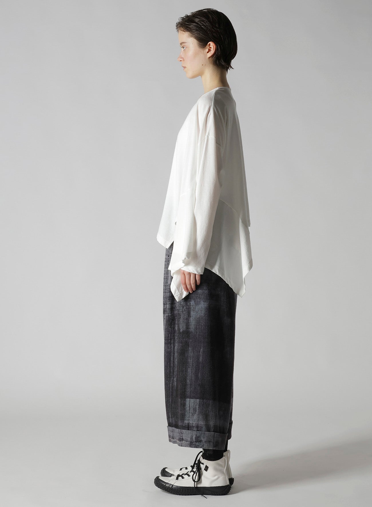 HARD-TWISTED JERSEY ASYMMETRIC ROUND NECK T