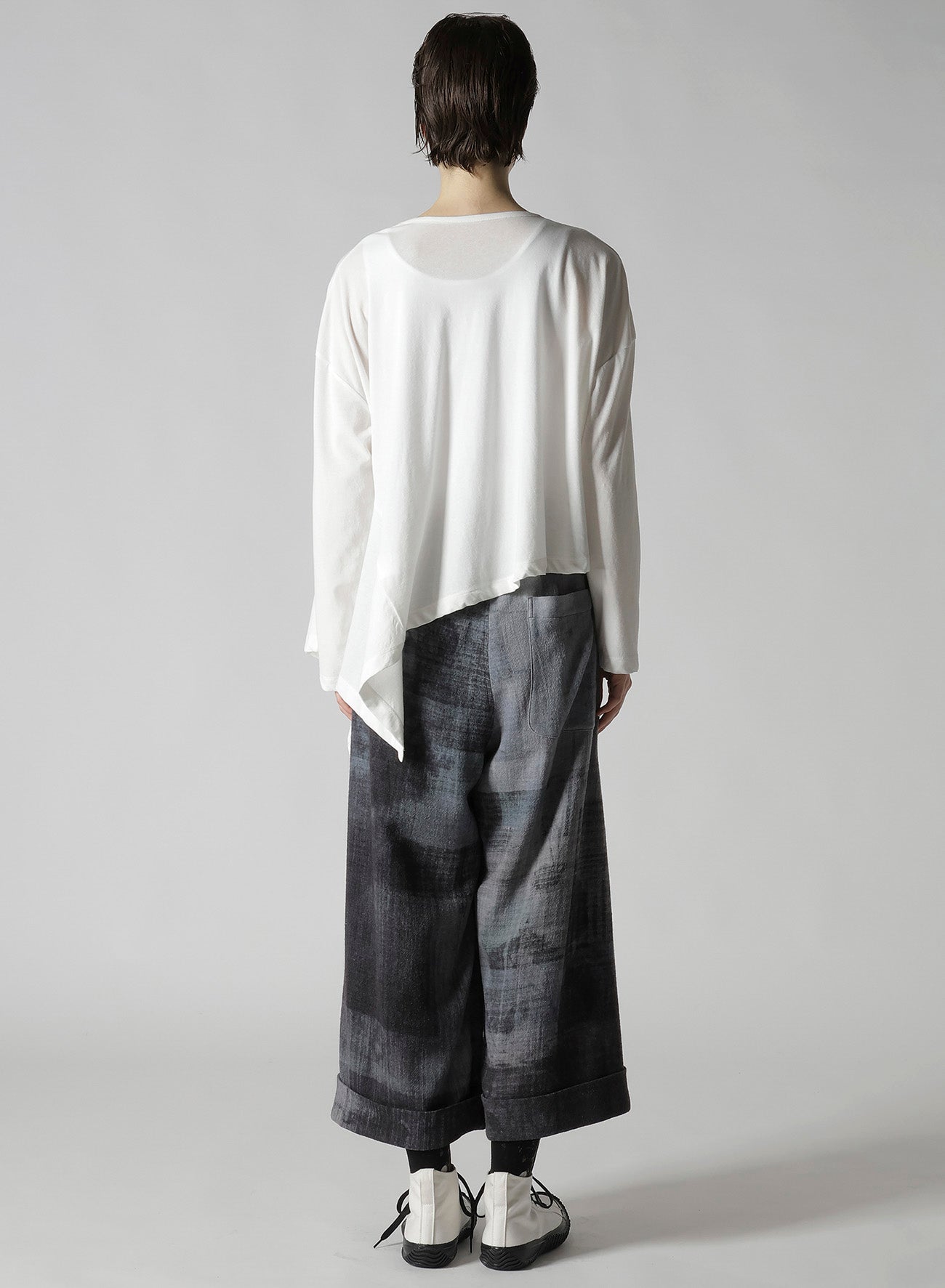 HARD-TWISTED JERSEY ASYMMETRIC ROUND NECK T