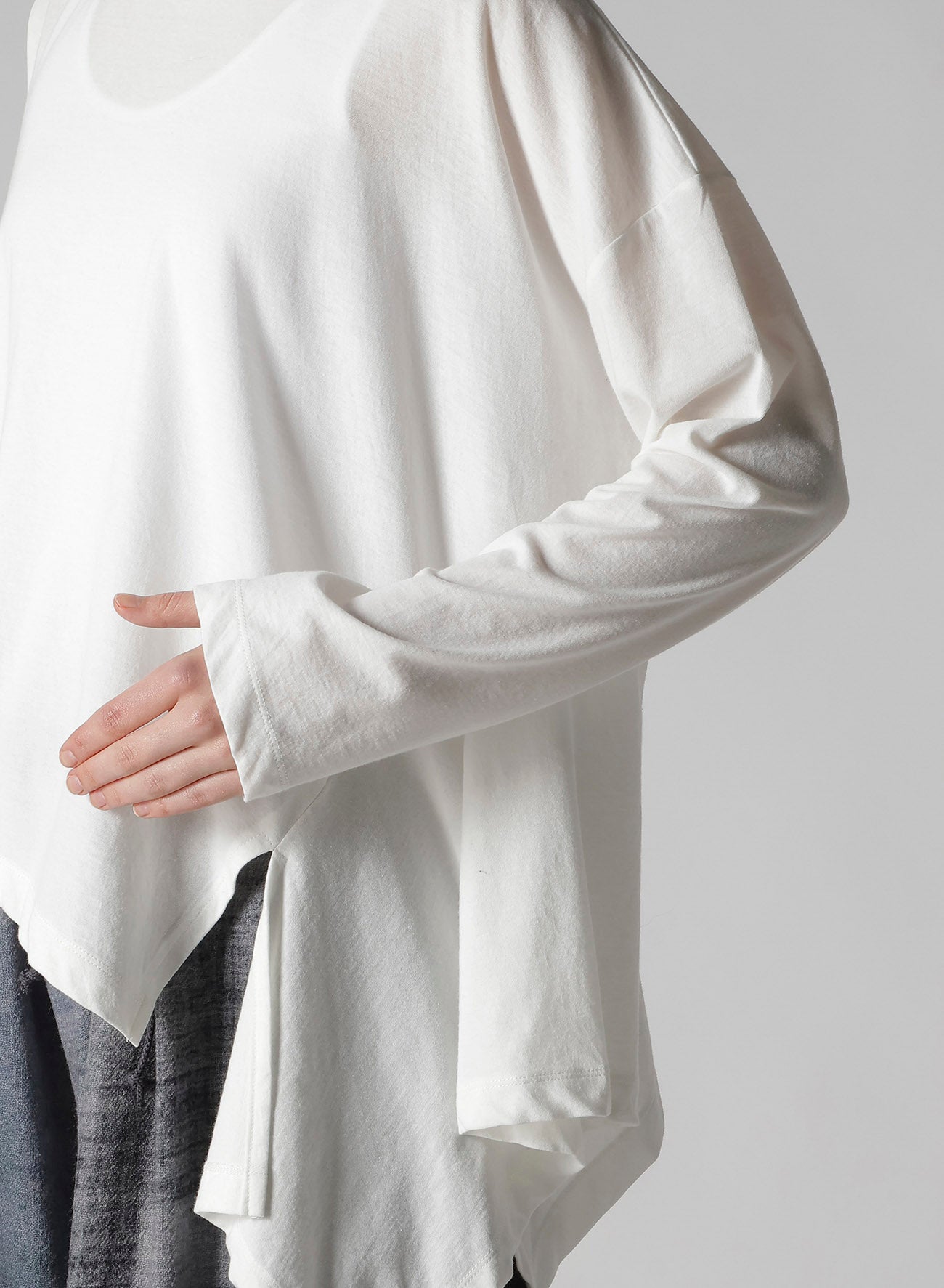 HARD-TWISTED JERSEY ASYMMETRIC ROUND NECK T