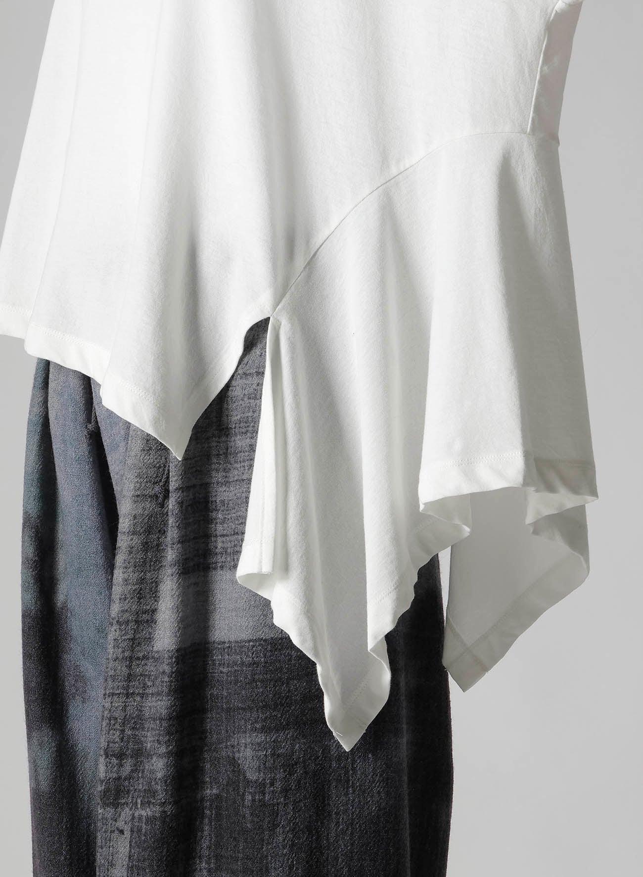 HARD-TWISTED JERSEY ASYMMETRIC ROUND NECK T