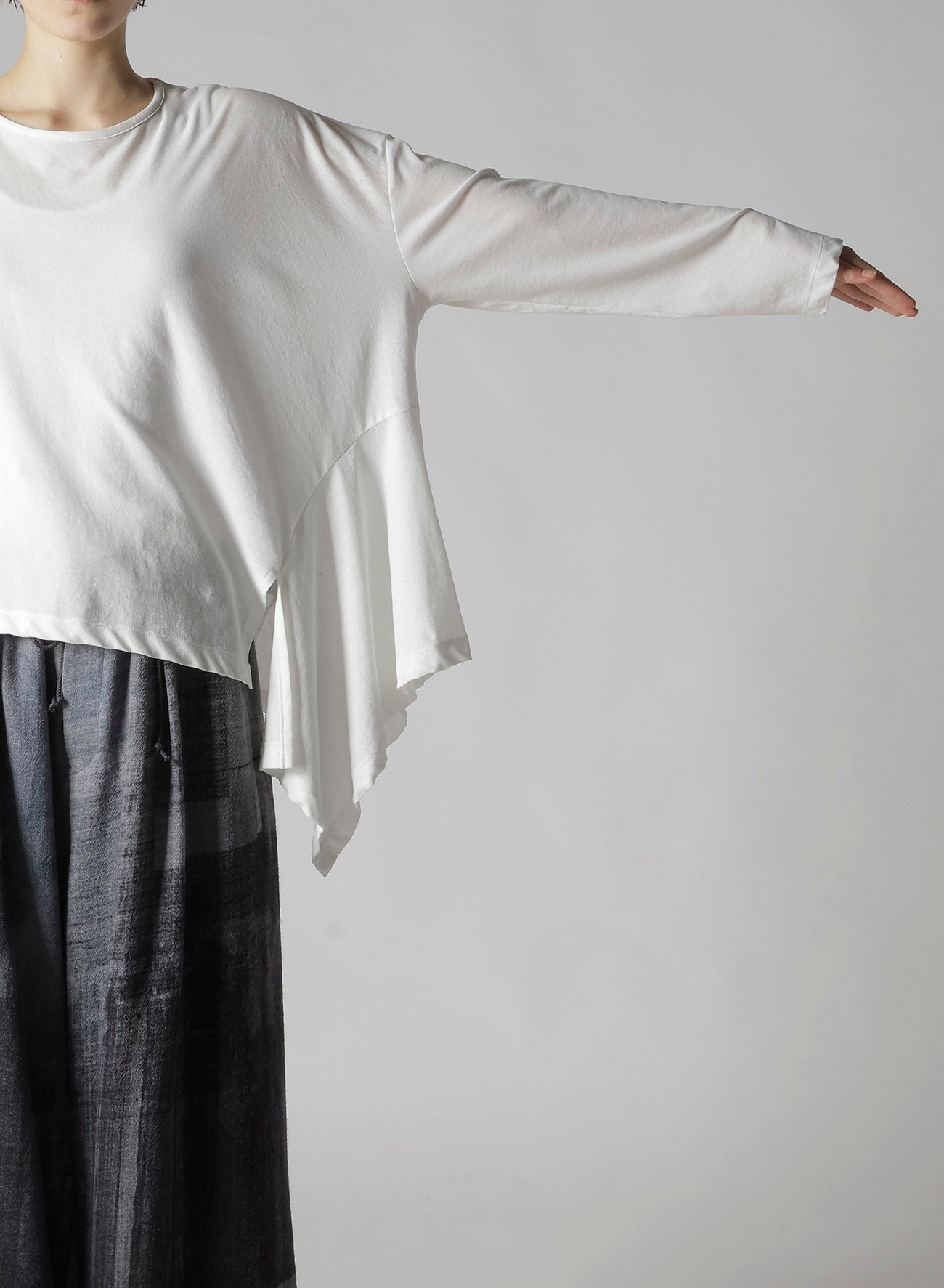 HARD-TWISTED JERSEY ASYMMETRIC ROUND NECK T
