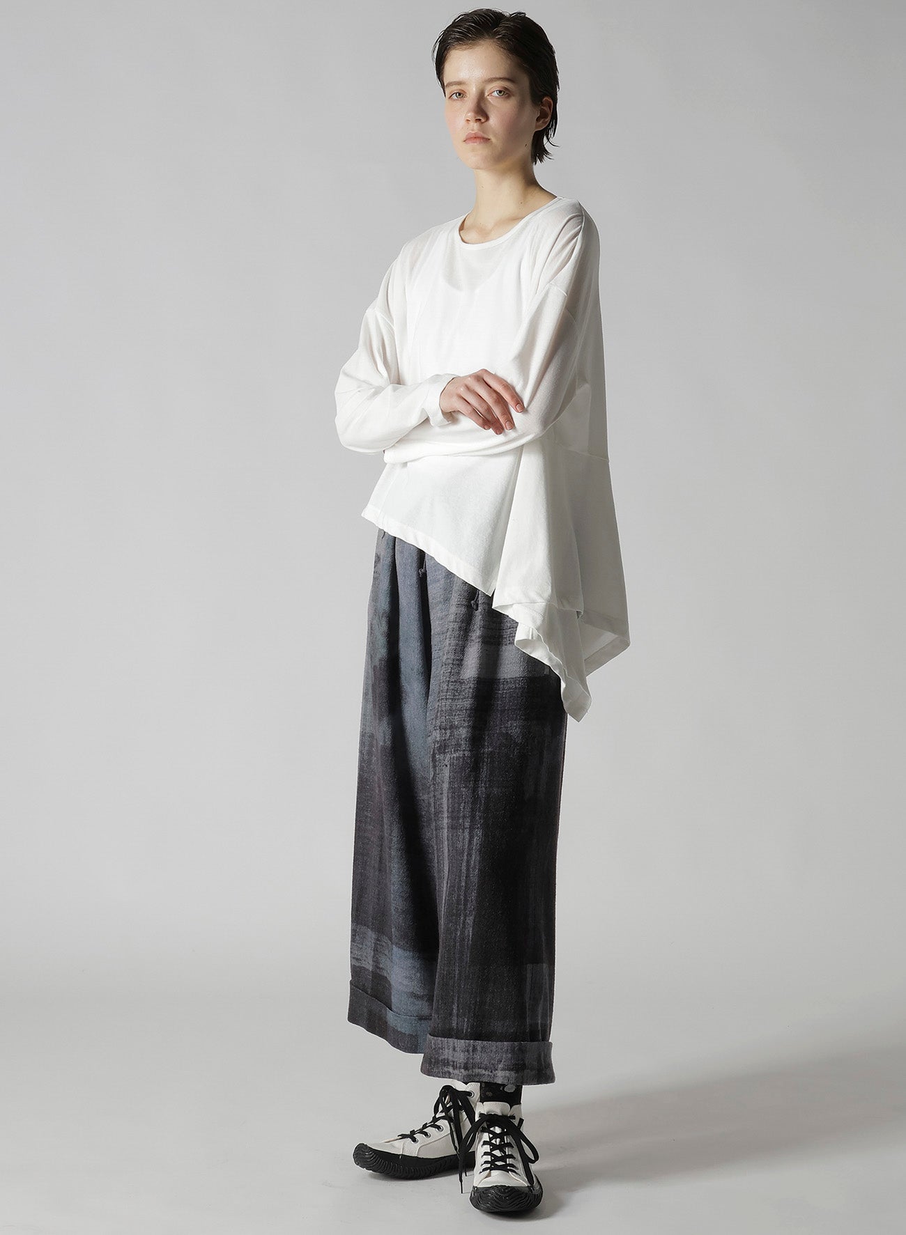 HARD-TWISTED JERSEY ASYMMETRIC ROUND NECK T