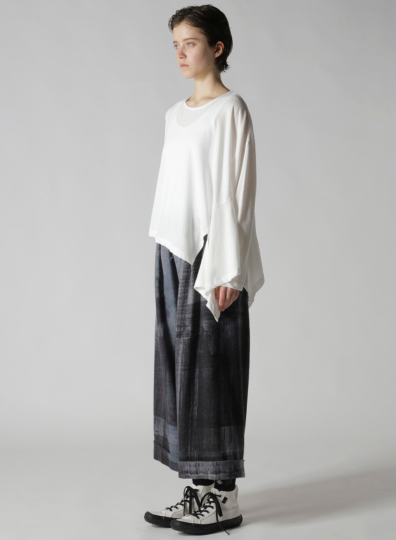 HARD-TWISTED JERSEY ASYMMETRIC ROUND NECK T