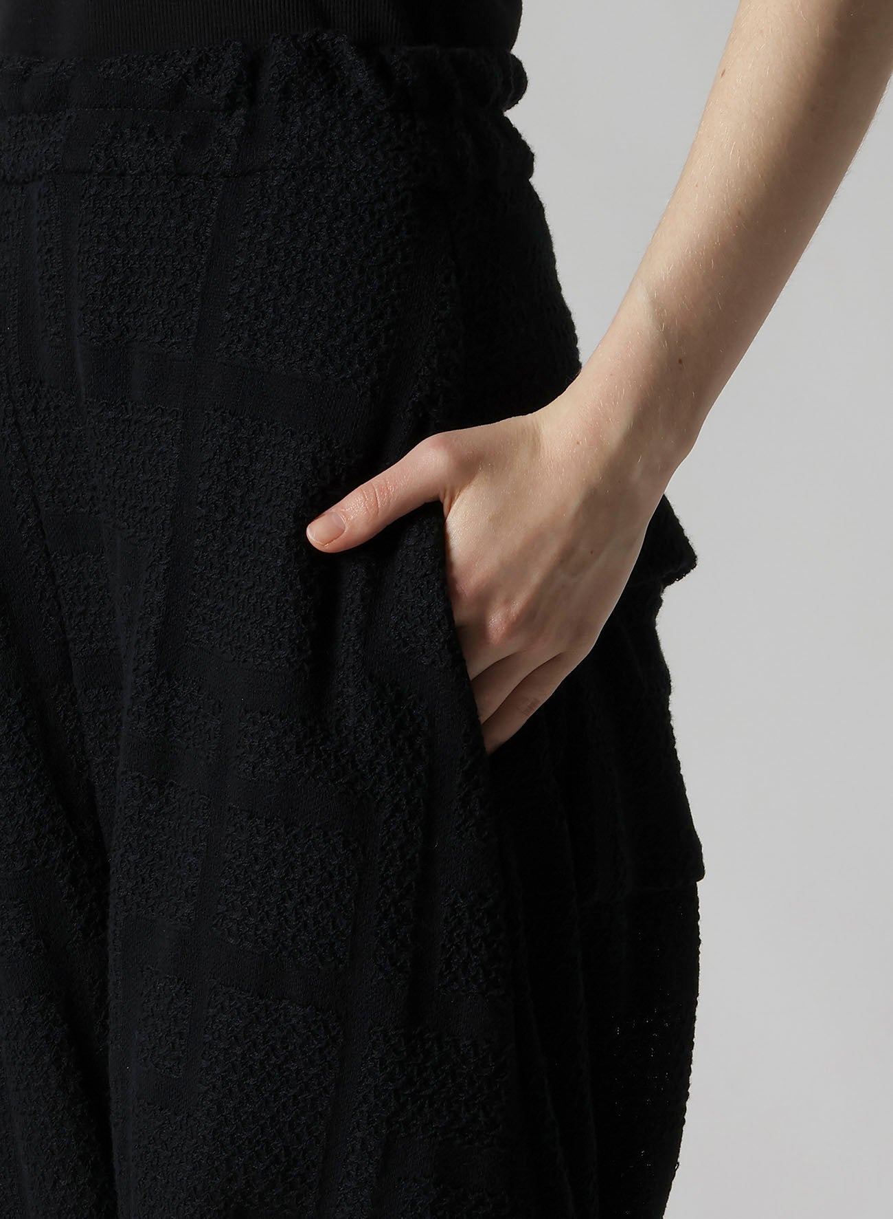 GEOMETRIC SHEER JQ POCKET SAROUEL PANTS