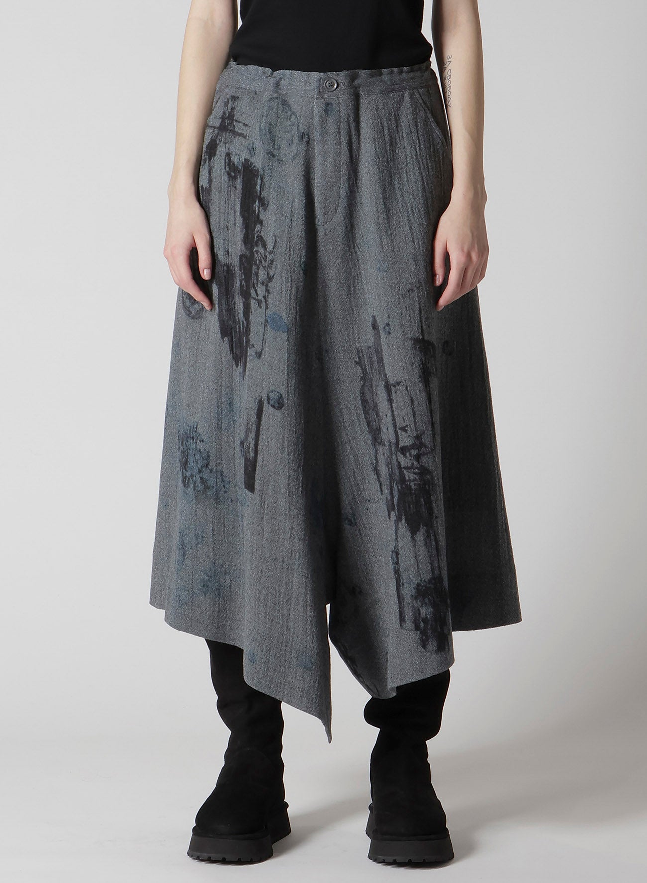 WOOL GAUZE SMUDGED POLKA DOT SLITTED RIGHT HEM PANTS