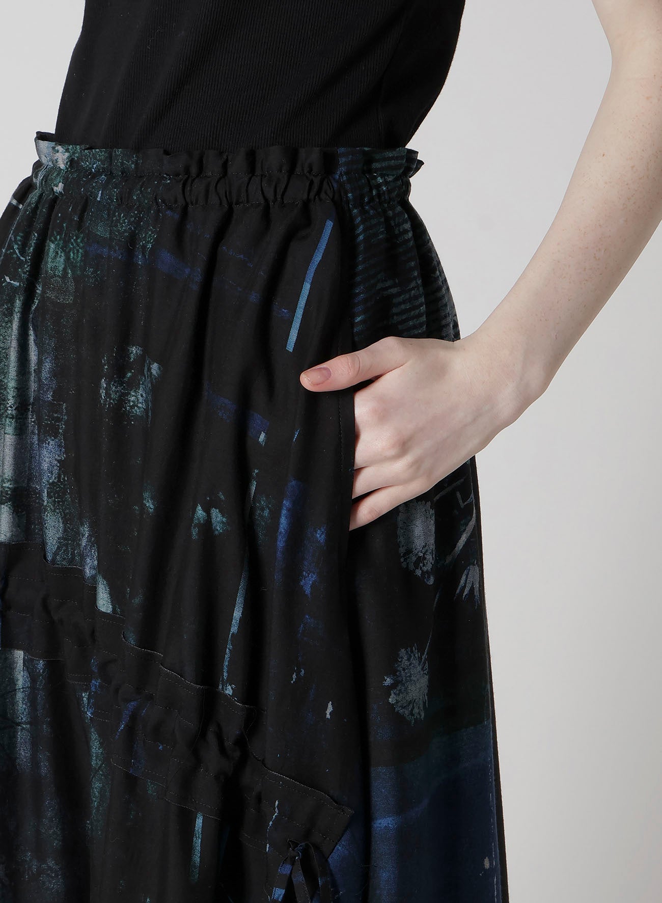 CUPRO BLURRY FLOWER PRINT SHIRRING SKIRT