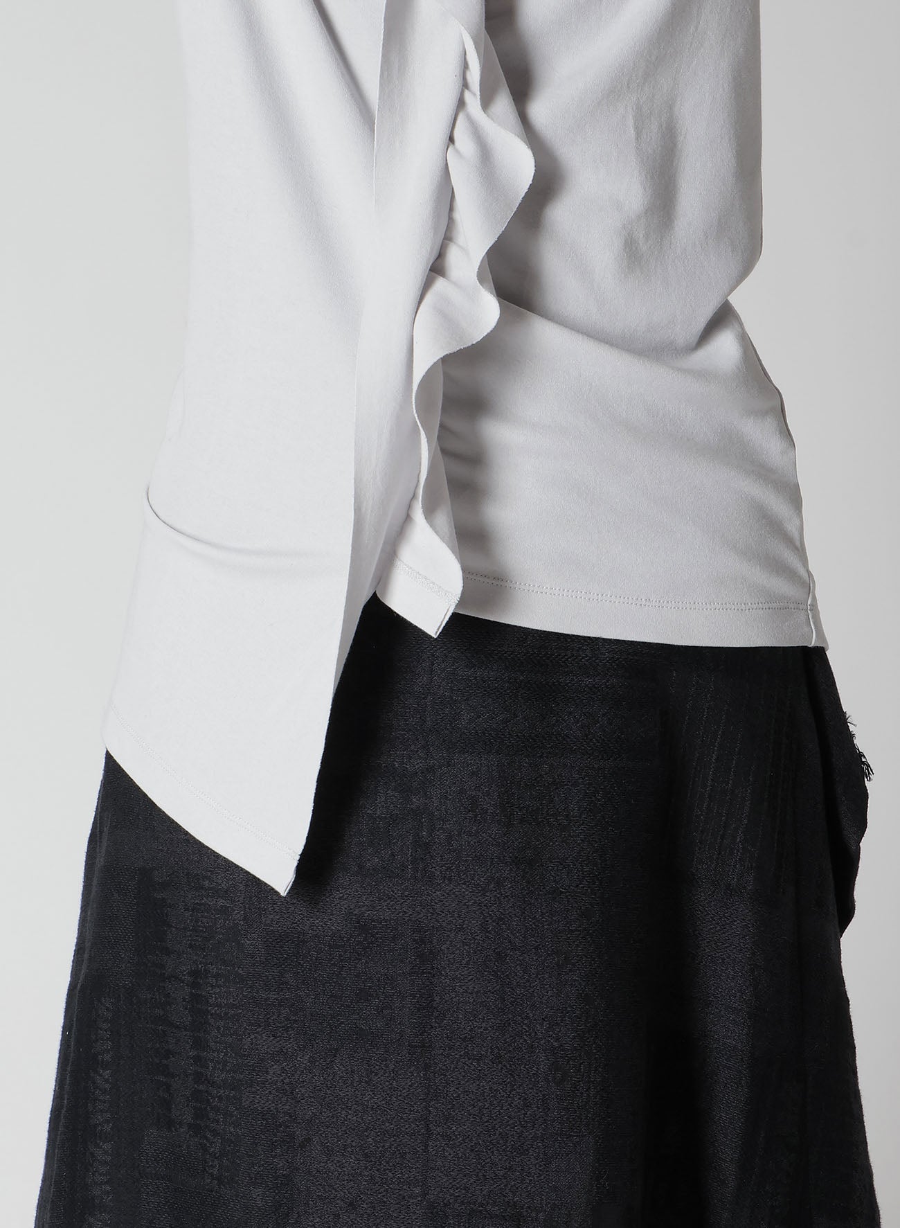HARD-TWIST ASYMMETRIC HIGH NECK HALF SLEEVE T