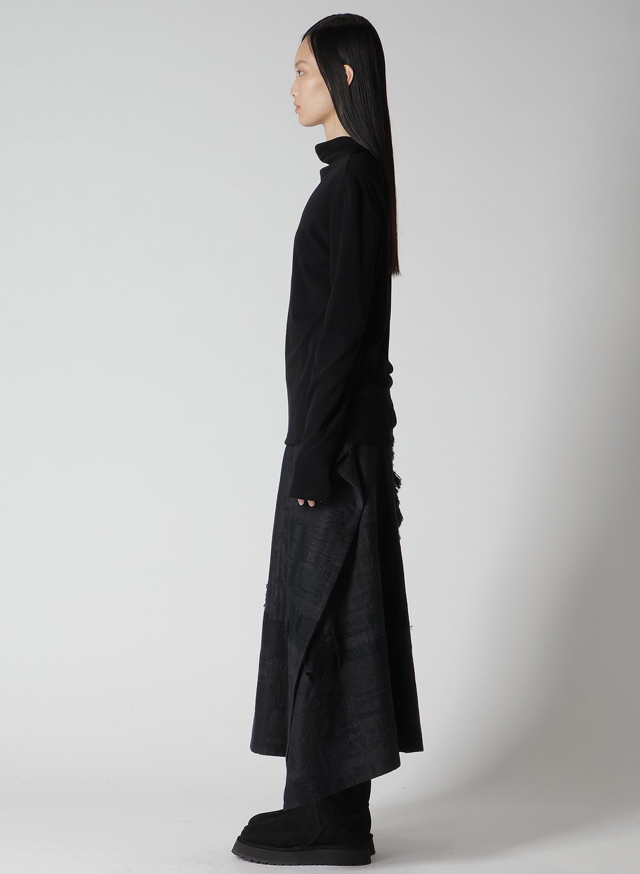 HARD-TWIST BACK BUTTON OFF-NECK T