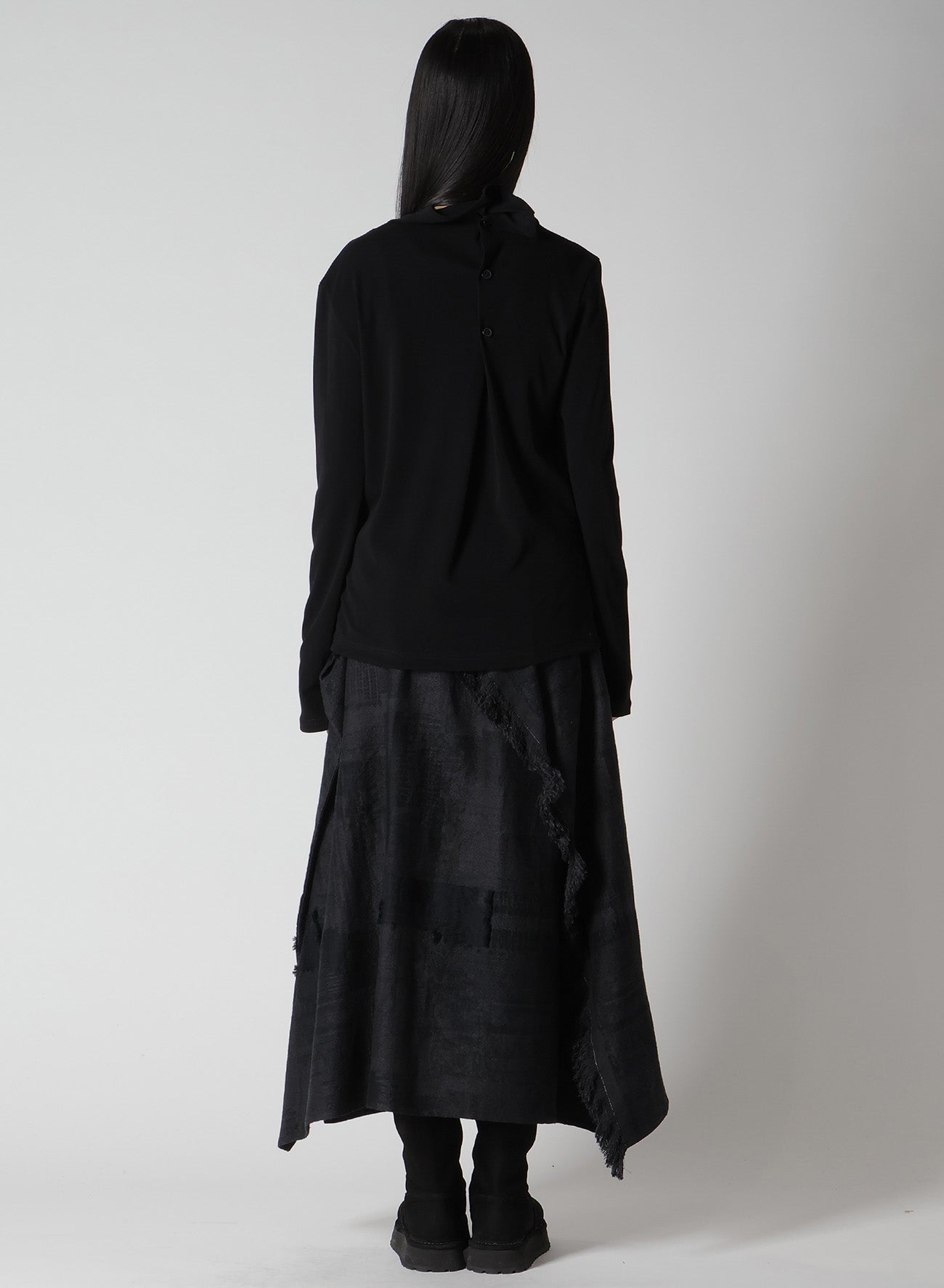 HARD-TWIST BACK BUTTON OFF-NECK T