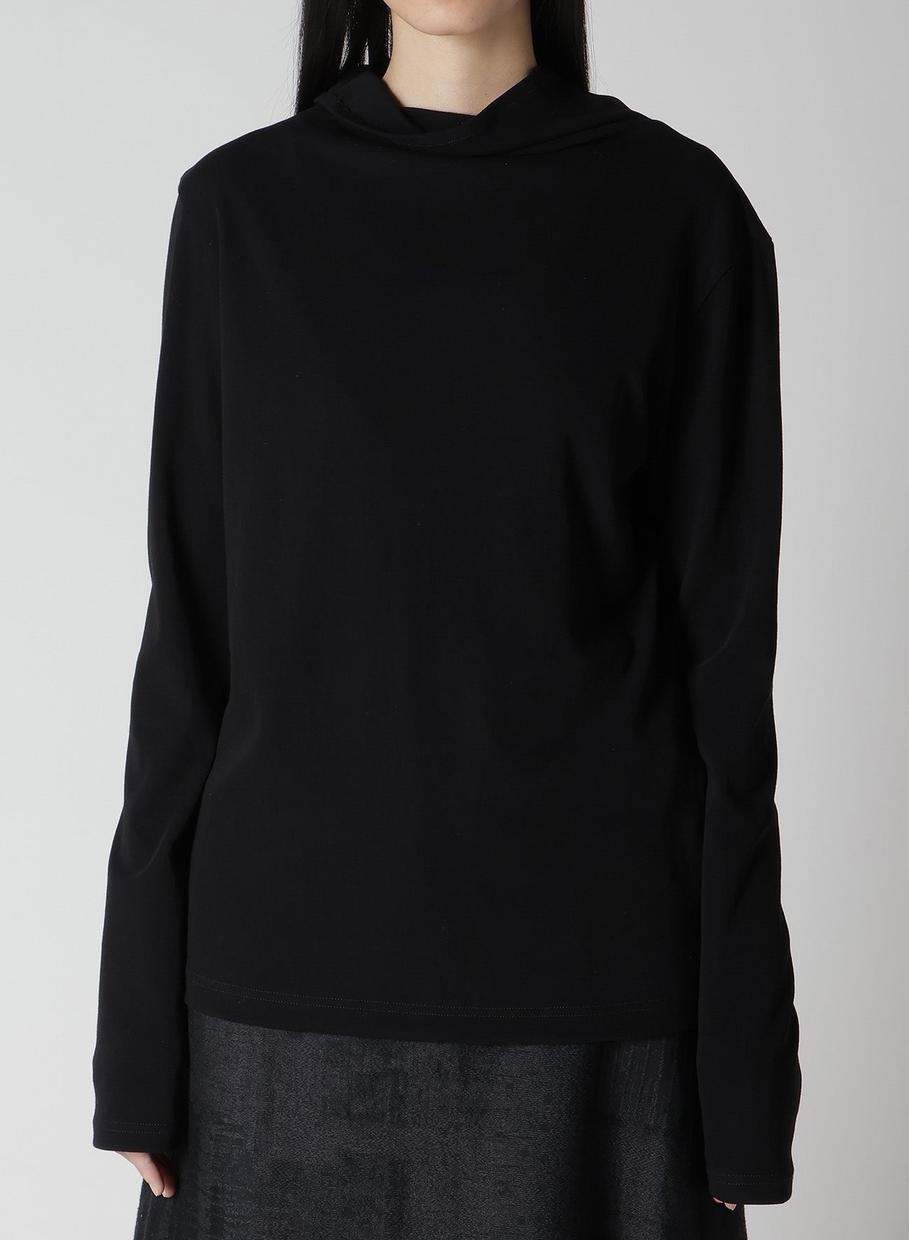 HARD-TWIST BACK BUTTON OFF-NECK T