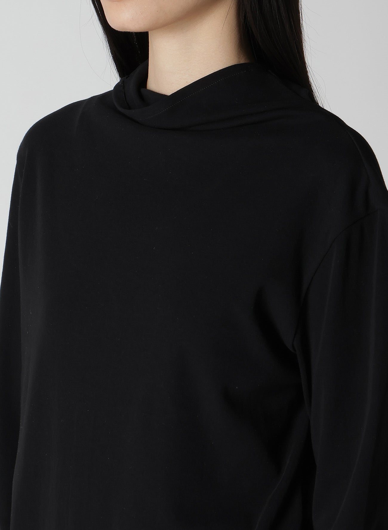 HARD-TWIST BACK BUTTON OFF-NECK T