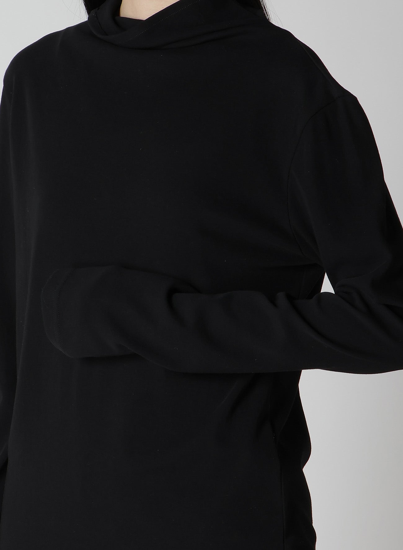 HARD-TWIST BACK BUTTON OFF-NECK T