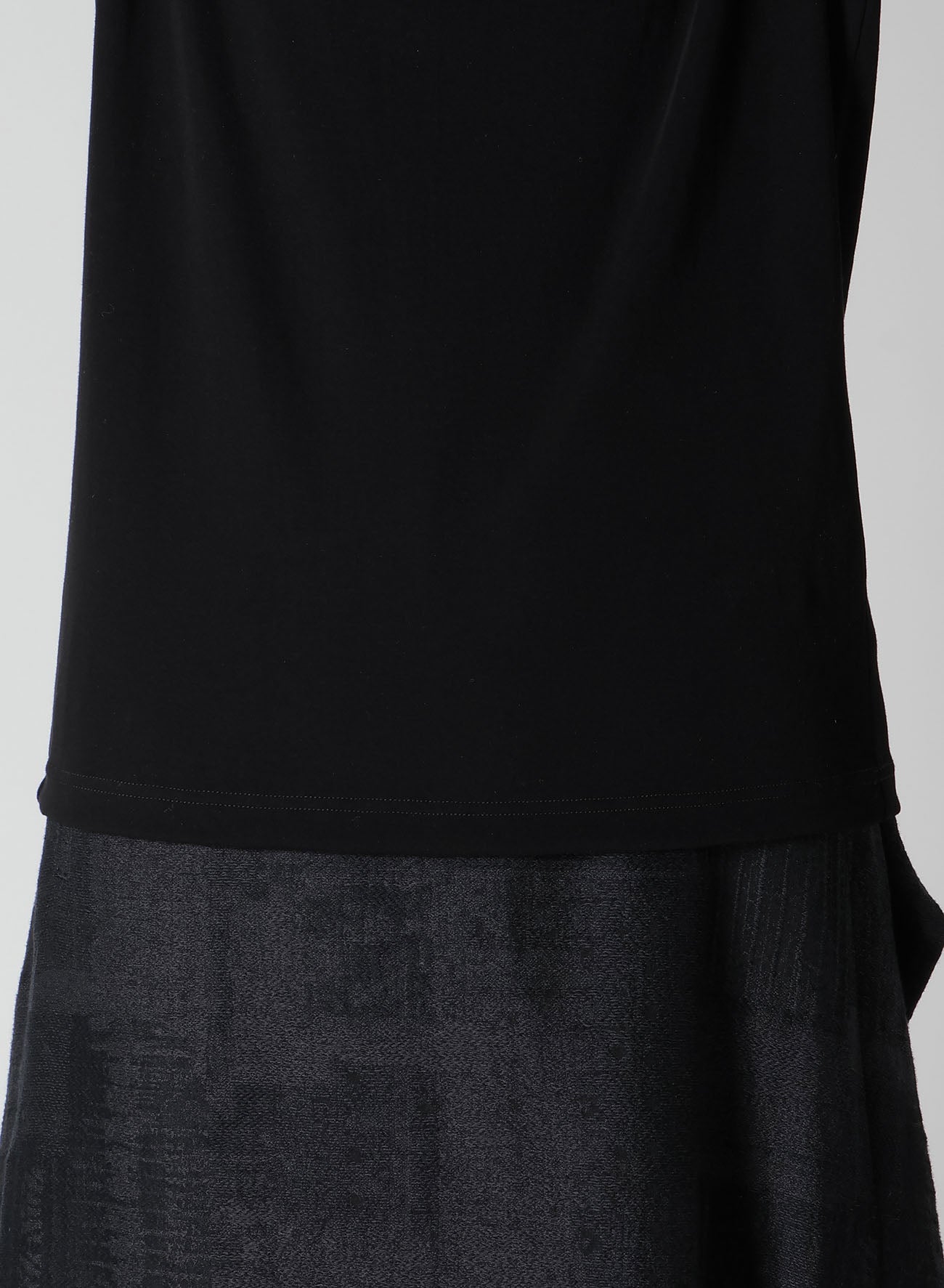 HARD-TWIST BACK BUTTON OFF-NECK T