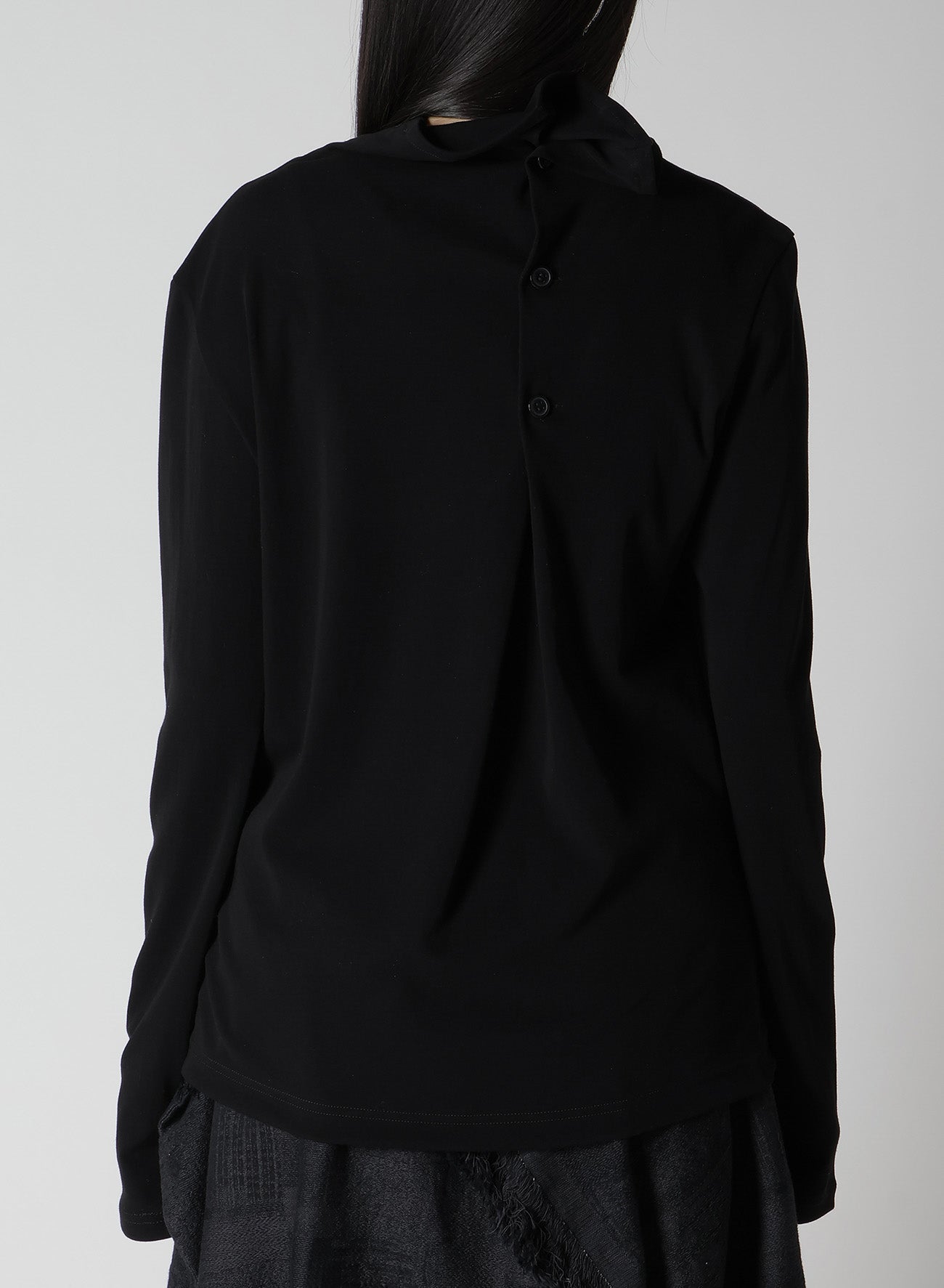 HARD-TWIST BACK BUTTON OFF-NECK T