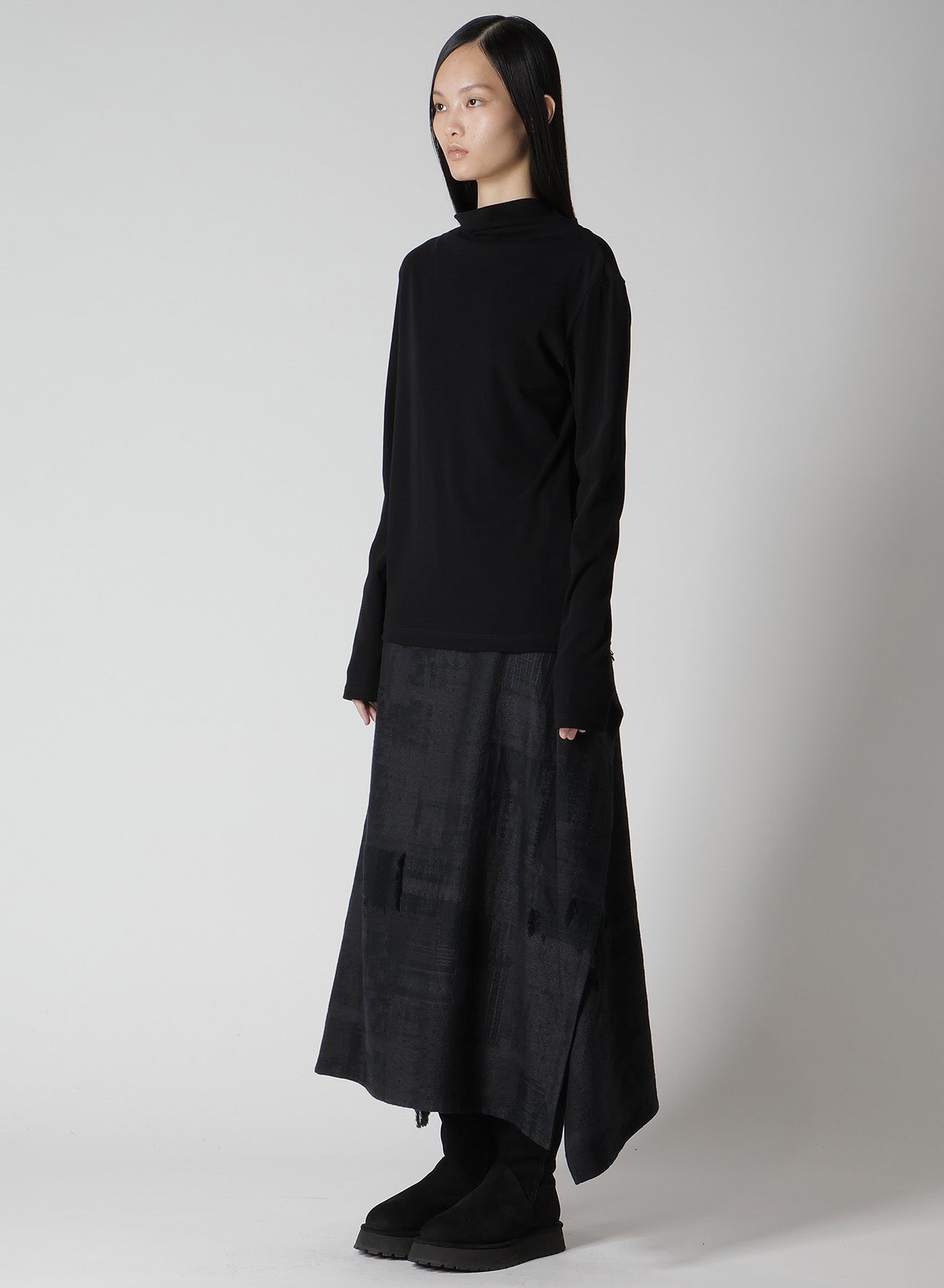 HARD-TWIST BACK BUTTON OFF-NECK T