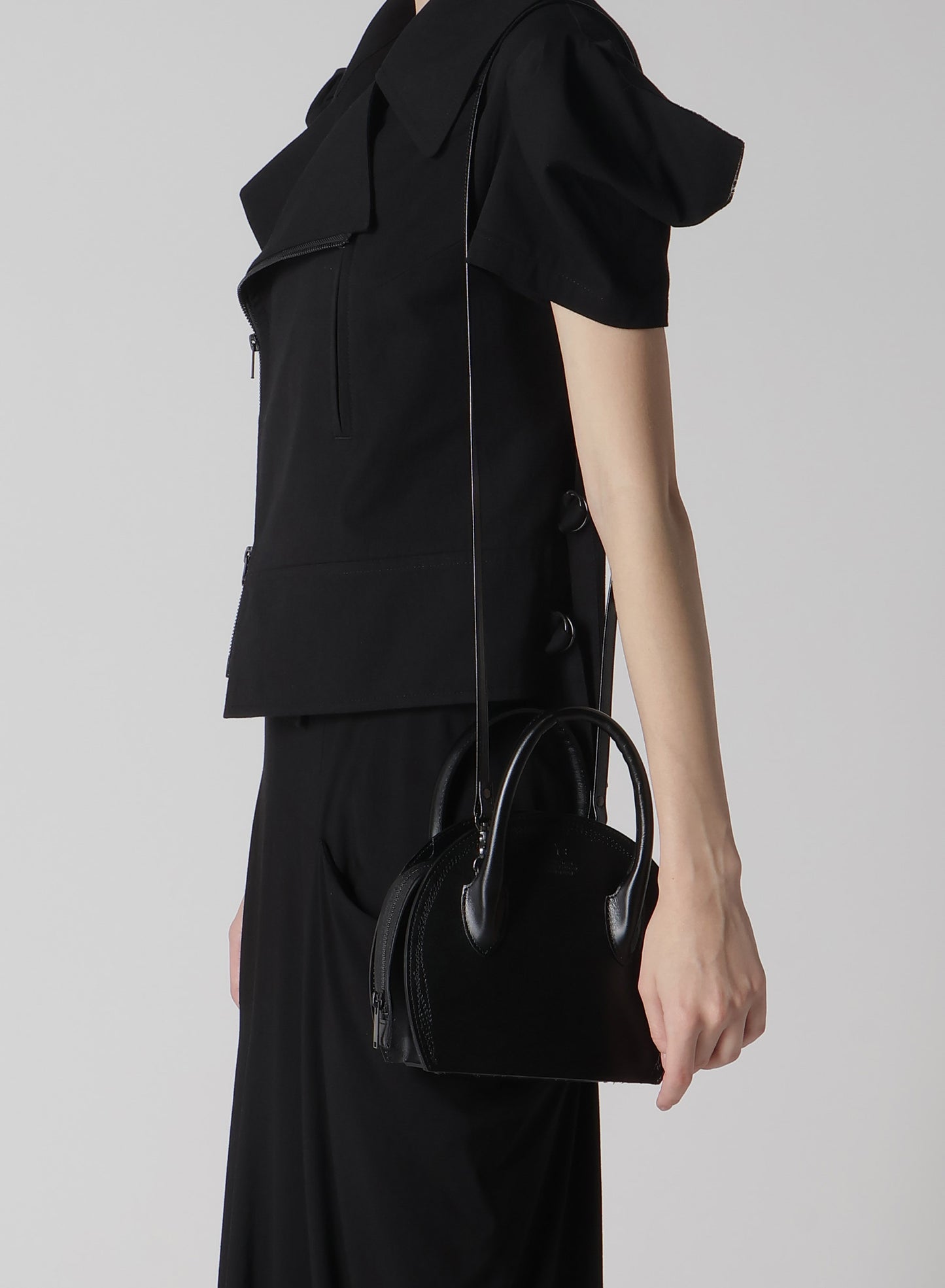 SEMI-GLOSS LEATHER CHOPPED ROUND BAG