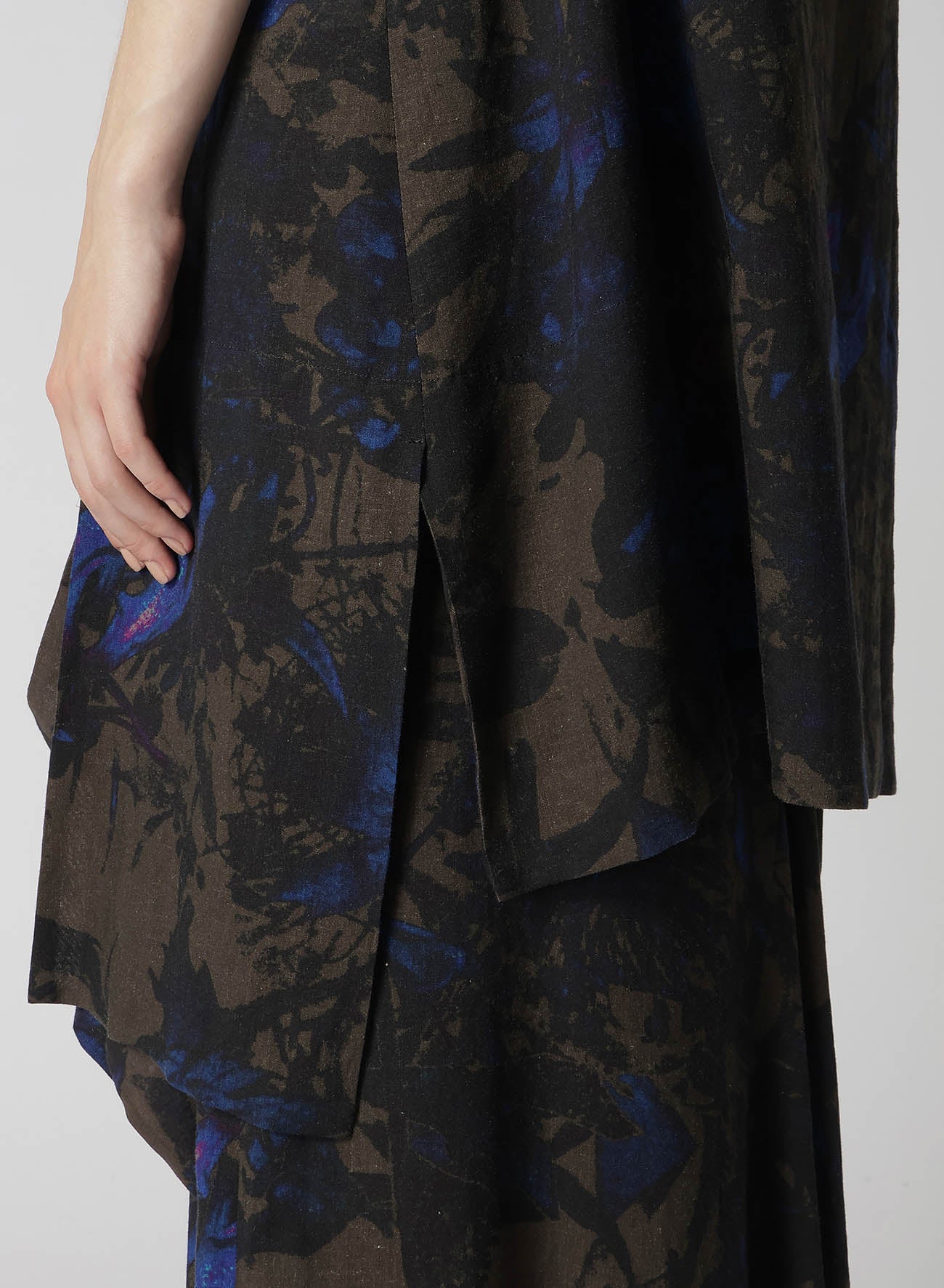 WITHERING FLOWER FRONT SLIT LONG BLOUSE