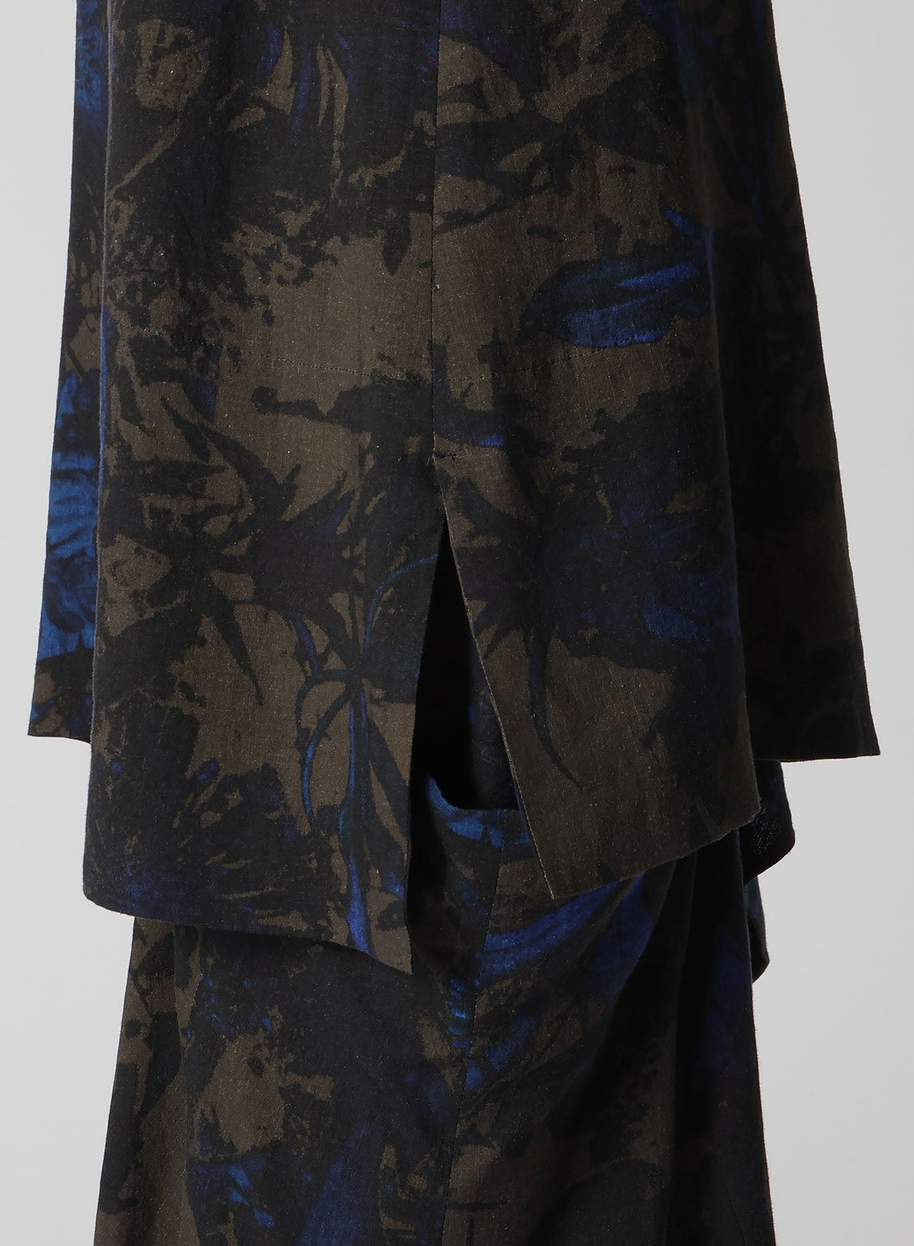 WITHERING FLOWER FRONT SLIT LONG BLOUSE