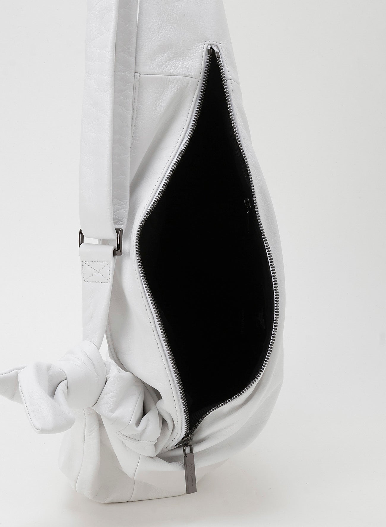 PLUCK SLING BAG