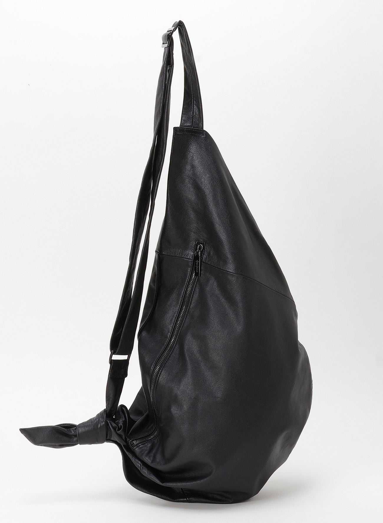 PLUCK SLING BAG