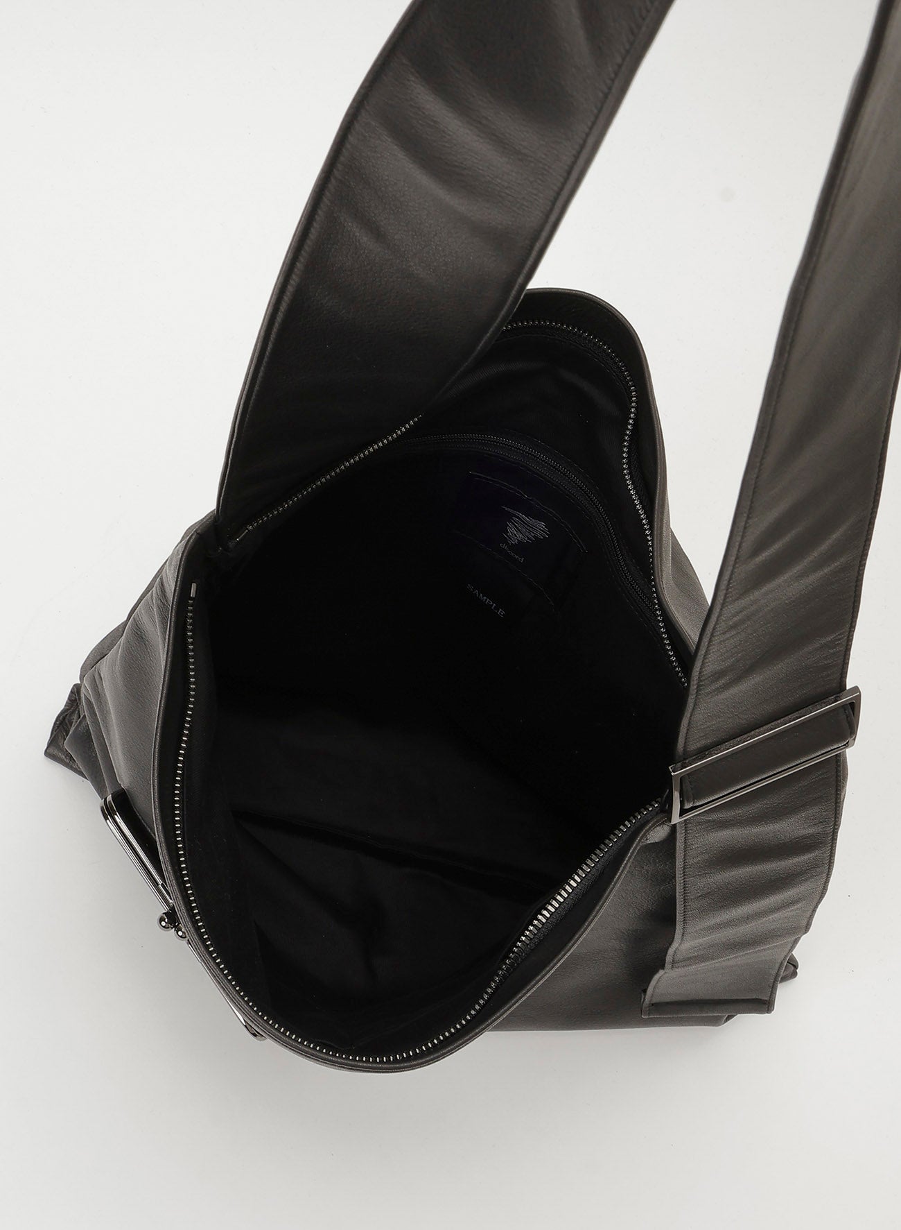 Clasp shoulder