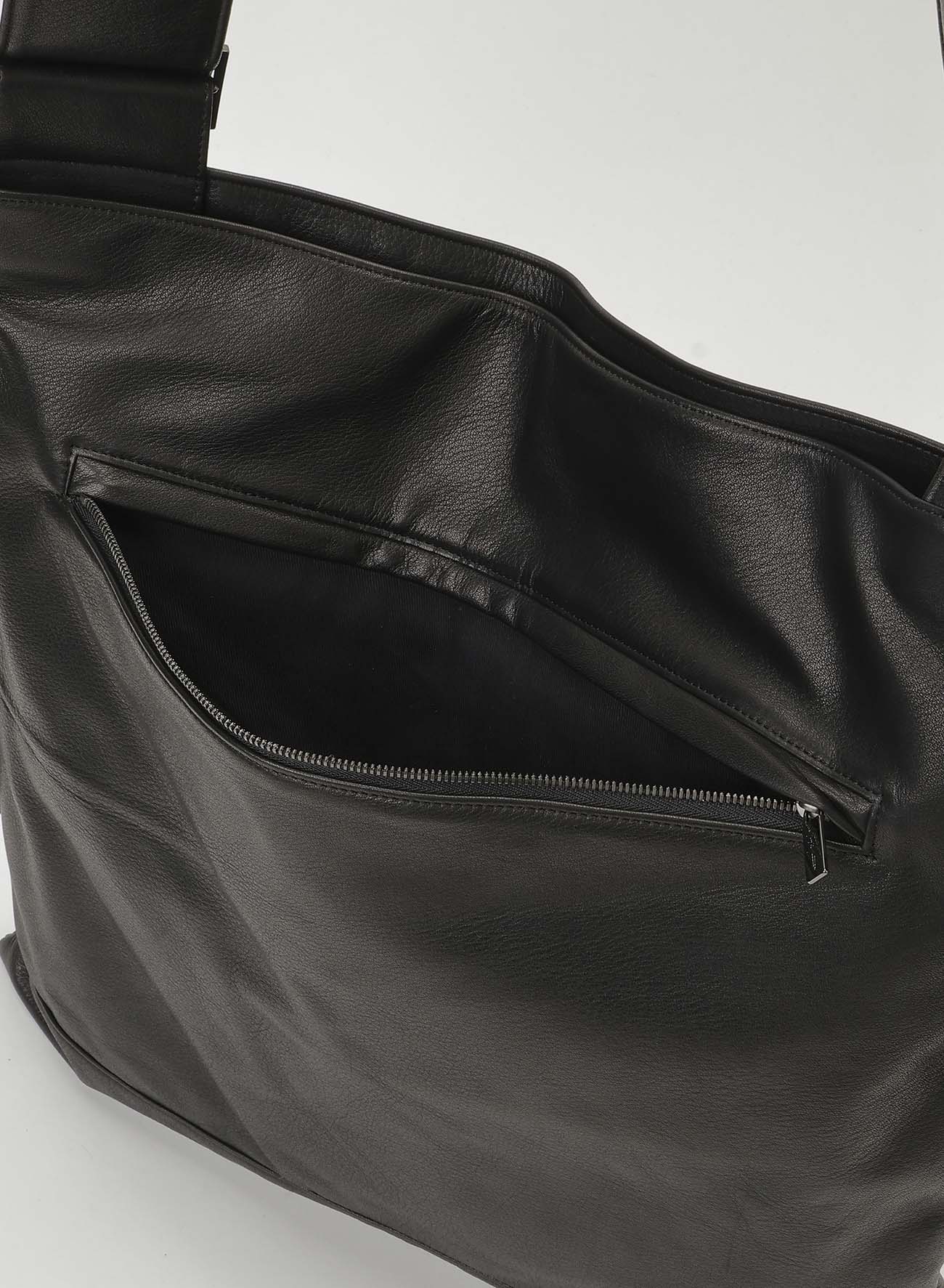 Clasp shoulder