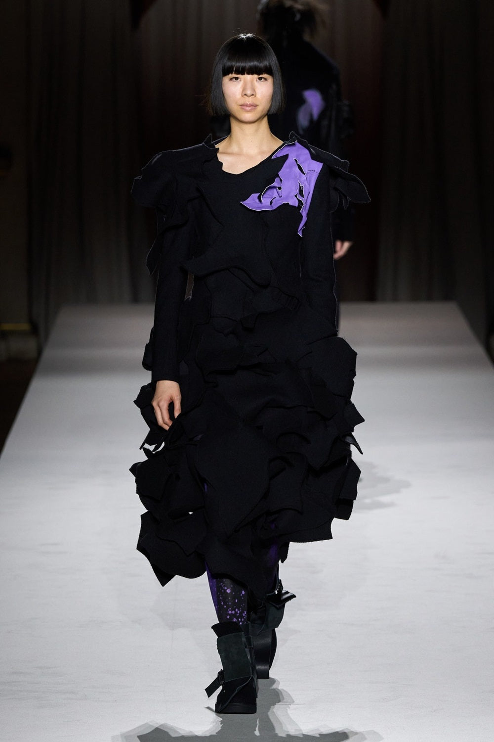 AIRY SPUN LIGHT MILLED ANGULAR NECK LONG T-SHIRT