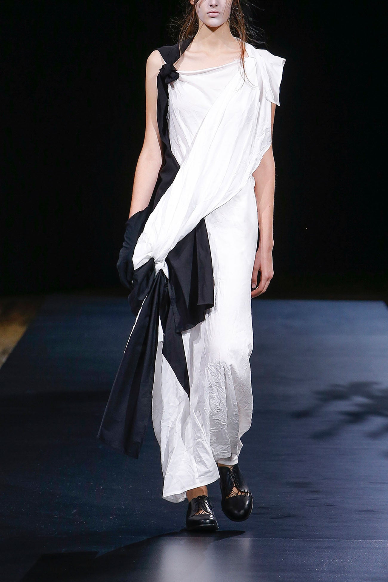 <204/1>+<001/2> UPPER RIGHT BACK BODY BLACK D