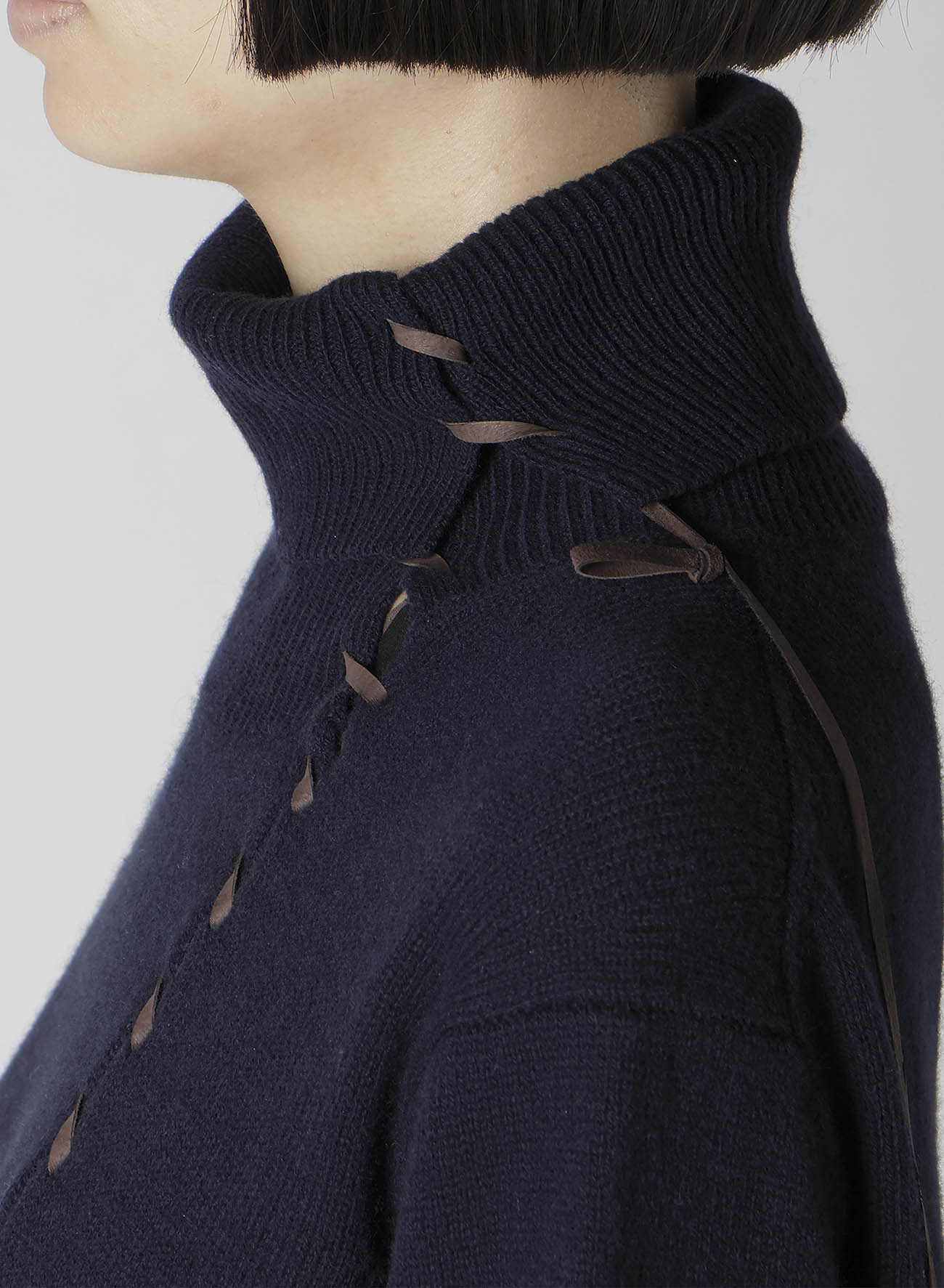 7G1P PLAIN STITCH+LEATHER STRING STRING HIGH NECK PO