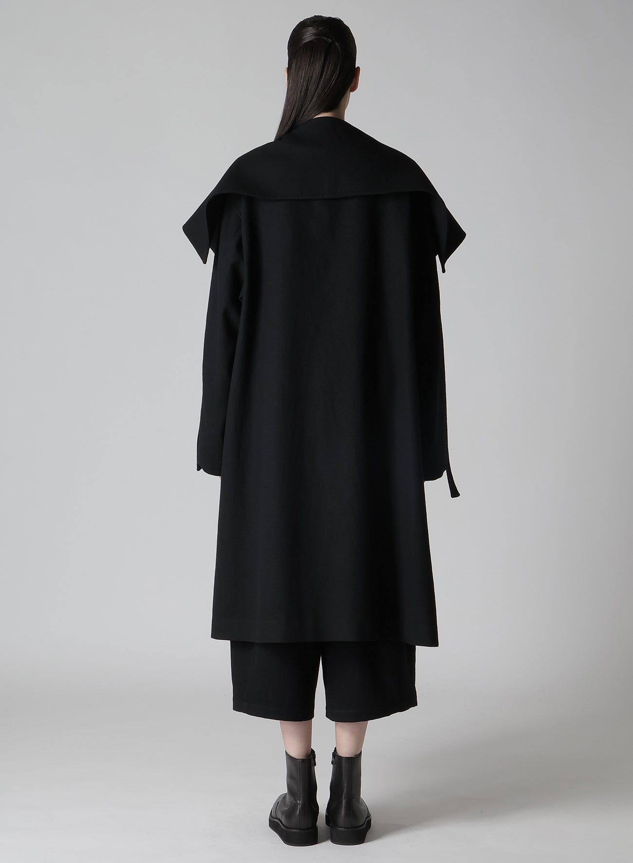 SHRINK WOOL GABARDINE FRONT GATHER DETAIL COAT