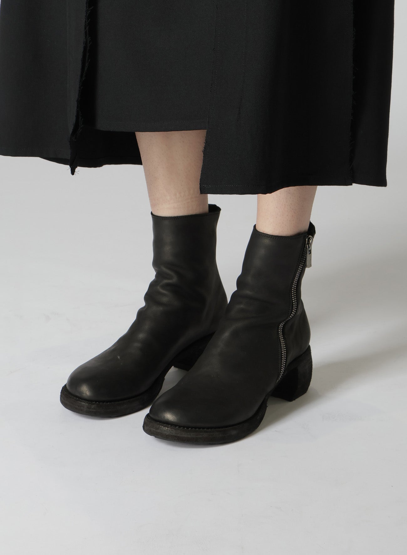 CALF GRAIN BK OBLIQUE SIDE ZIP BOOTS