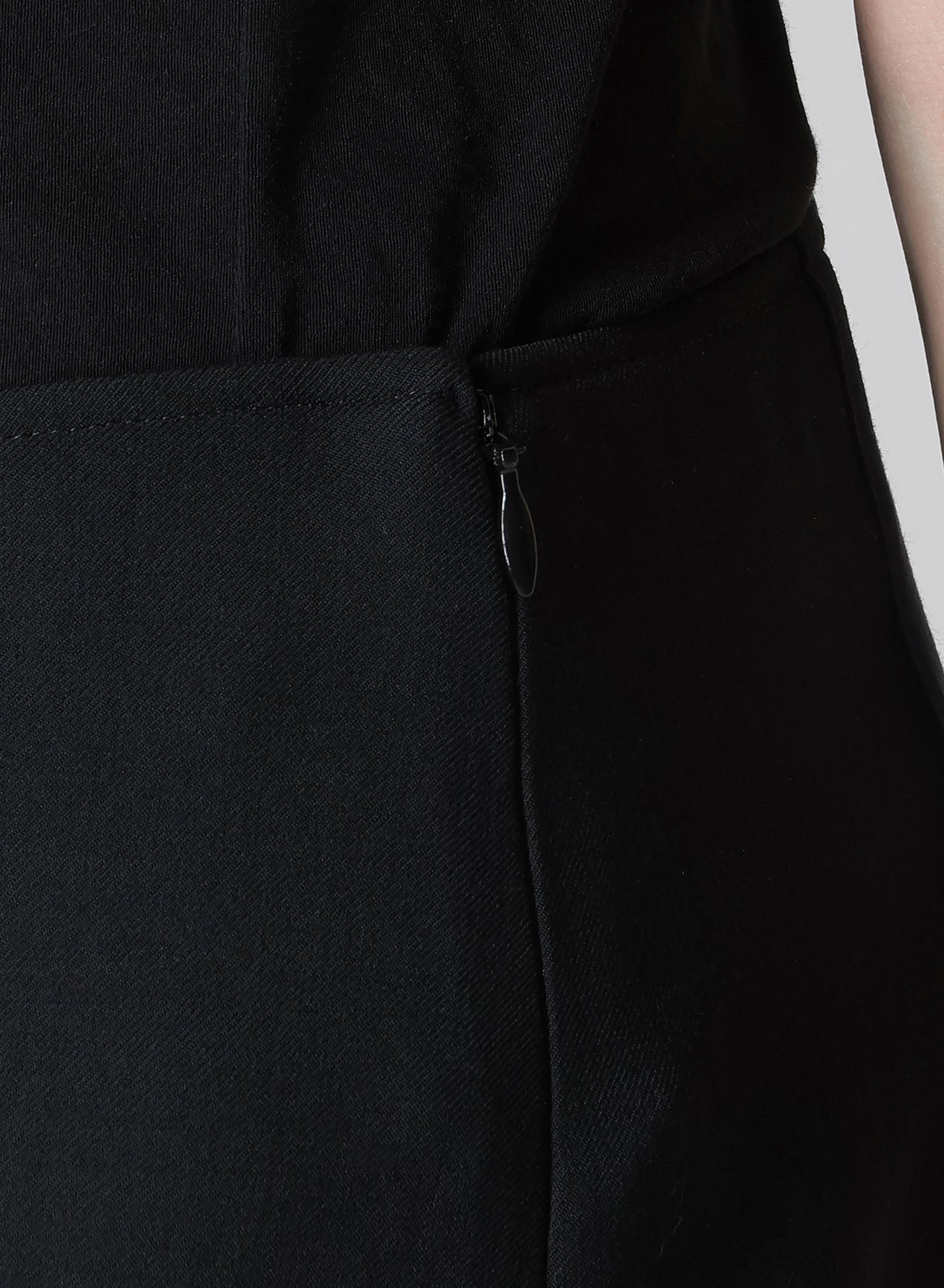 DAMAGED GABARDINE L TUCK DETAIL SLIM SKIRT