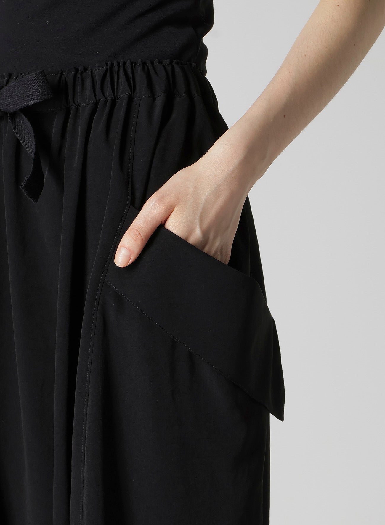 TA/PE CREPE DE CHINE BIG POCKET SAROUEL PANTS – THE SHOP YOHJI