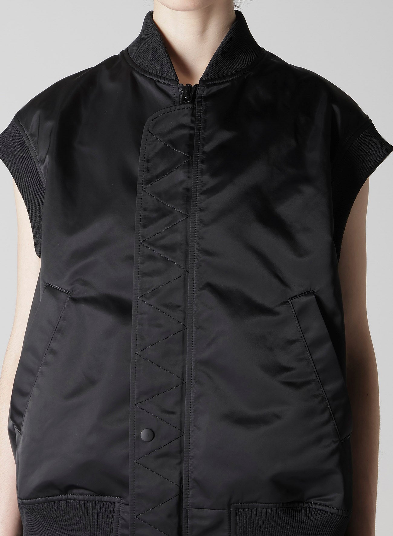 HIGH DENSITY Ny TWILL SLEEVELESS BOMBER JACKET
